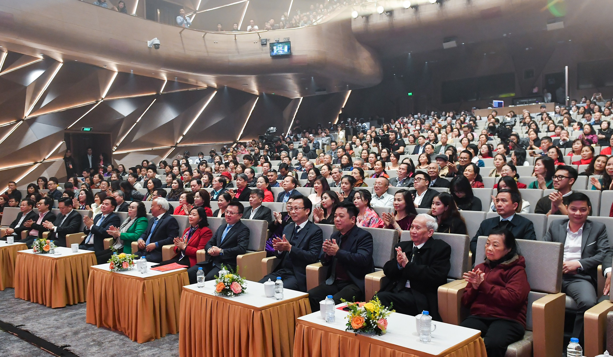 Các vị lãnh đạo và khán giả thưởng thức đêm nhạc.