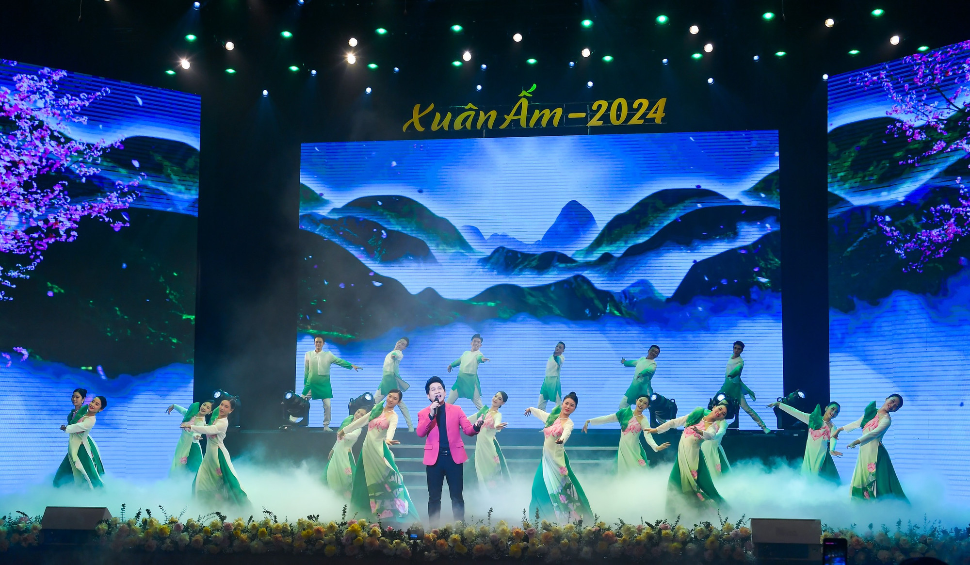 Ca sĩ Trọng Tấn trình bày ca khúc "Mùa Xuân trên quê hương".