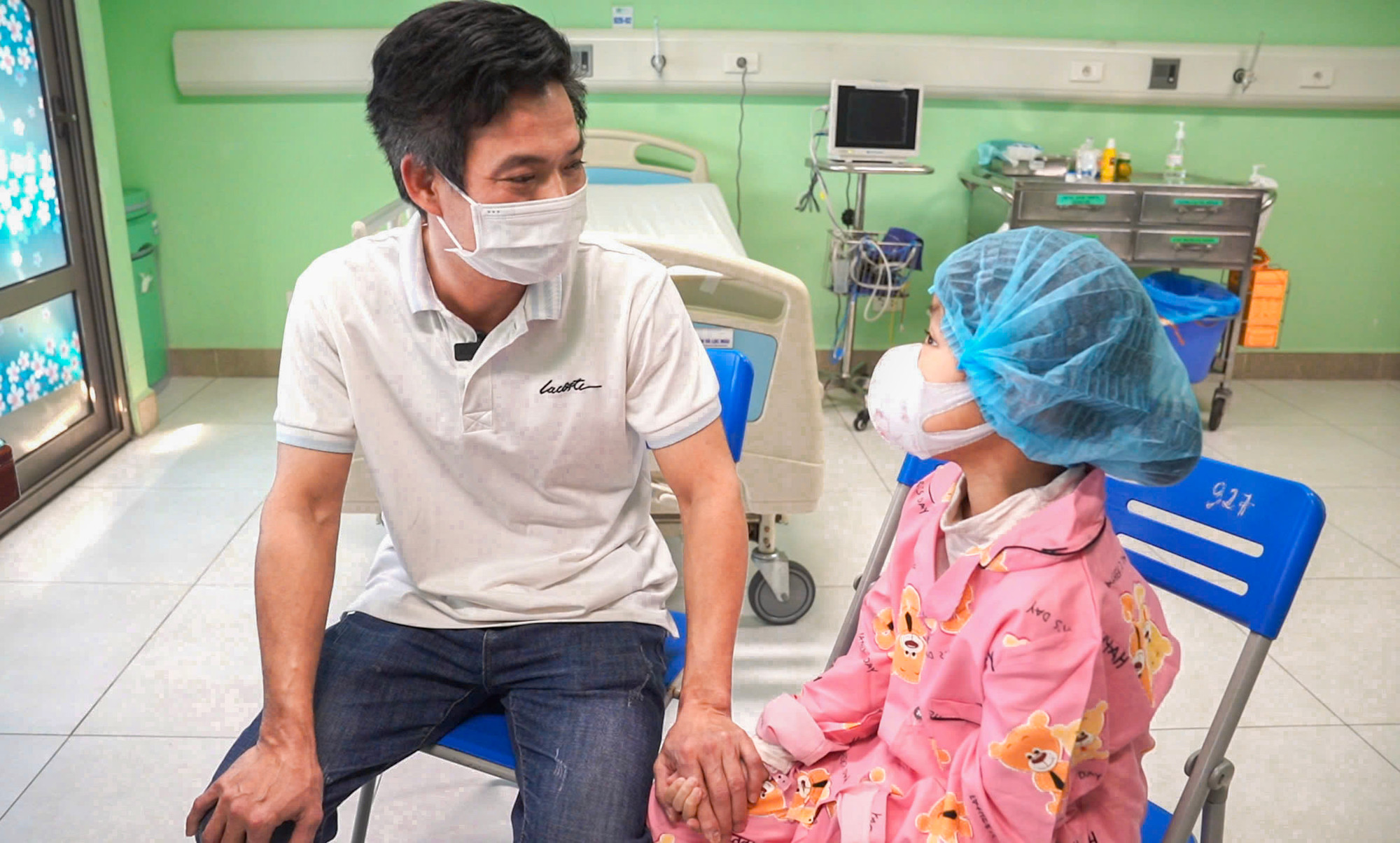 Bé gái khỏe mạnh, chuẩn bị xuất viện. 