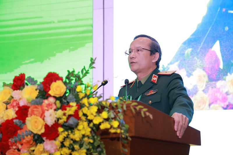 Thiếu tướng, Phó Giáo sư, Tiến sĩ Lê Hữu Song, Giám đốc Bệnh viện Trung ương Quân đội 108 phát biểu tại hội thảo.