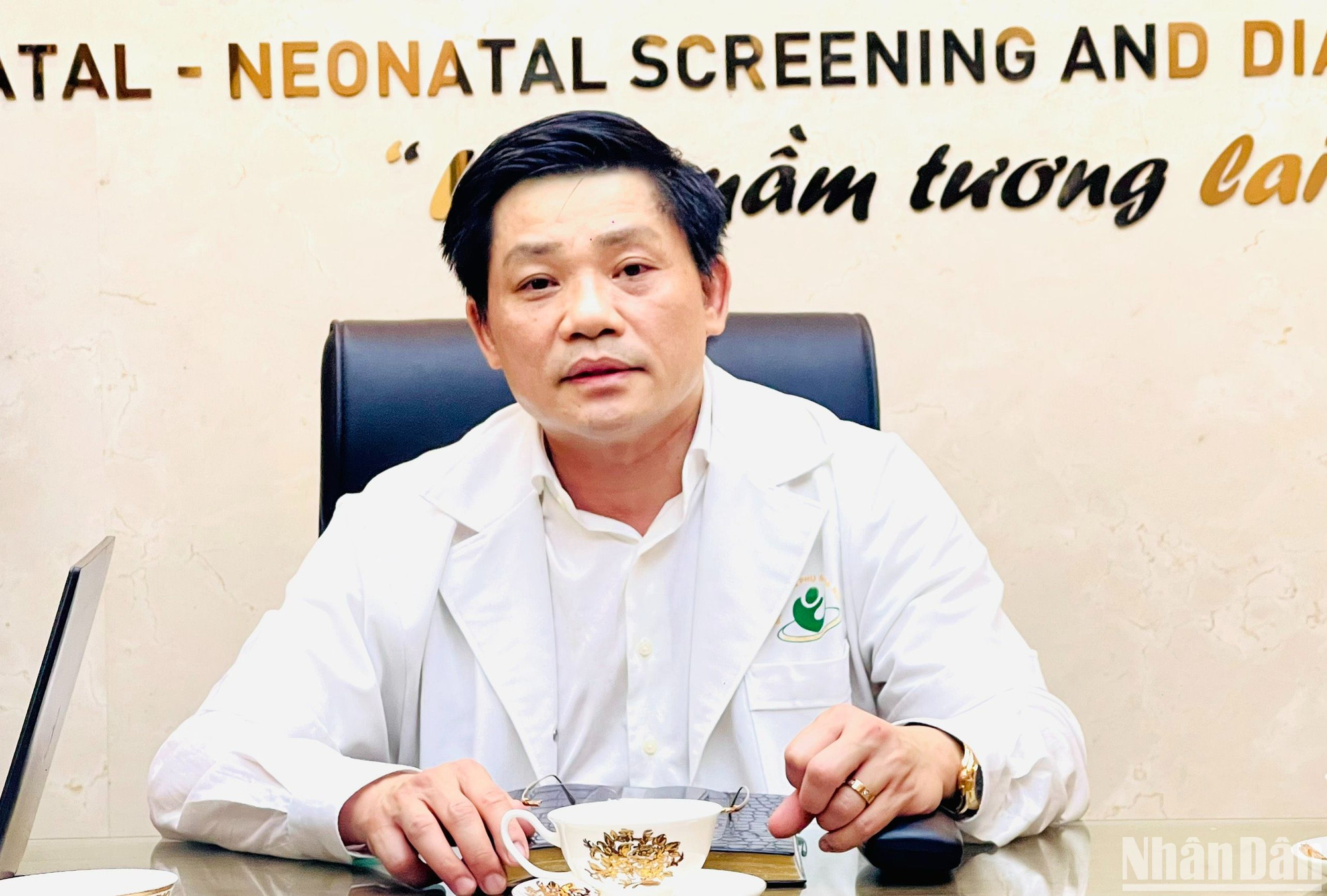 Giáo sư, Tiến sĩ Nguyễn Duy Ánh nói về quyết định đột phá trong cuộc phẫu thuật cứu em bé mới chào đời. (Ảnh: THIÊN LAM)