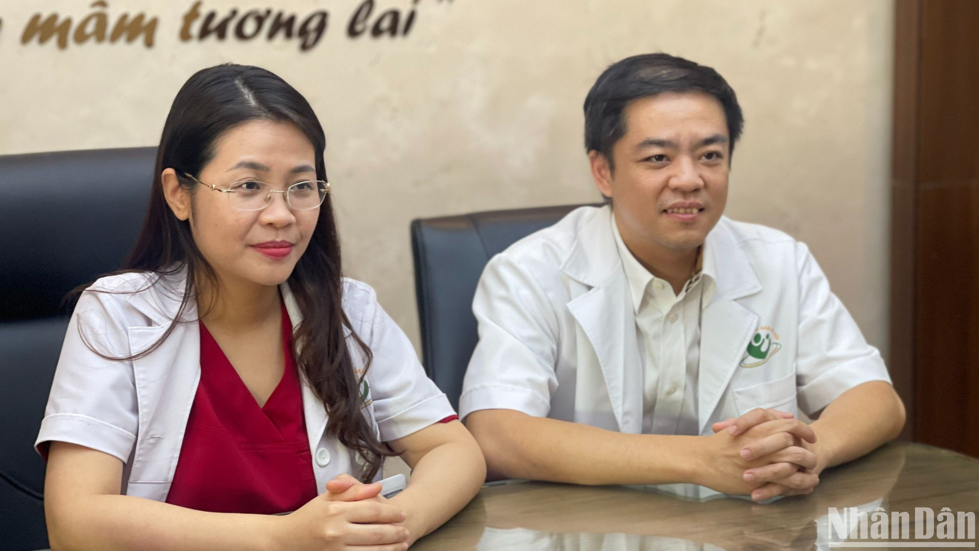 Tiến sĩ Đinh Thúy Linh và Tiến sĩ Đỗ Tuấn Đạt chia sẻ về thời gian 13 tuần theo dõi, chăm sóc sản phụ cho tới khi sinh em bé thành công, an toàn. (Ảnh: THIÊN LAM)