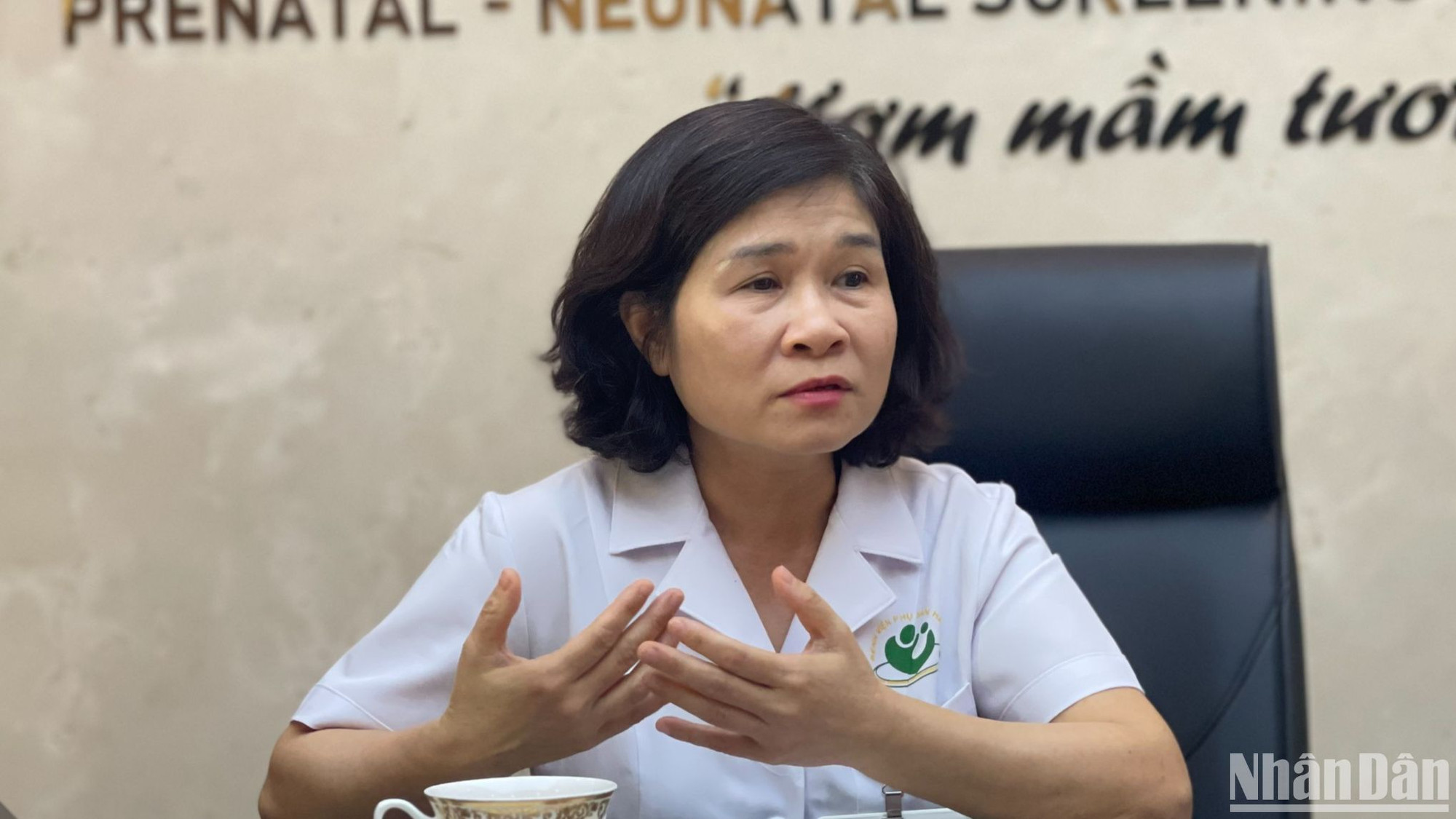 Bác sĩ chuyên khoa 2 Phạm Thị Thu Phương, Trưởng Khoa Sơ sinh chia sẻ về quá trình cấp cứu bệnh nhi sau mổ và vận chuyển em bé sang Bệnh viện Nhi Trung ương. (Ảnh: THIÊN LAM)