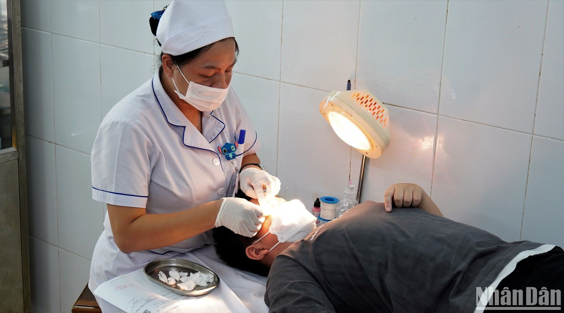 Bác sĩ khuyến cáo trẻ đau mắt cần đi khám sớm để phát hiện chính xác bệnh, xử trí kịp thời, tránh ảnh hưởng tới thị lực.