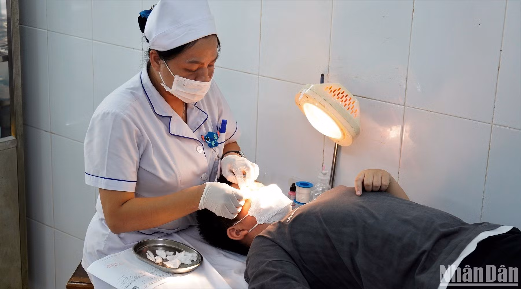 Bác sĩ khuyến cáo trẻ đau mắt cần đi khám sớm để phát hiện chính xác bệnh, xử trí kịp thời, tránh ảnh hưởng tới thị lực.