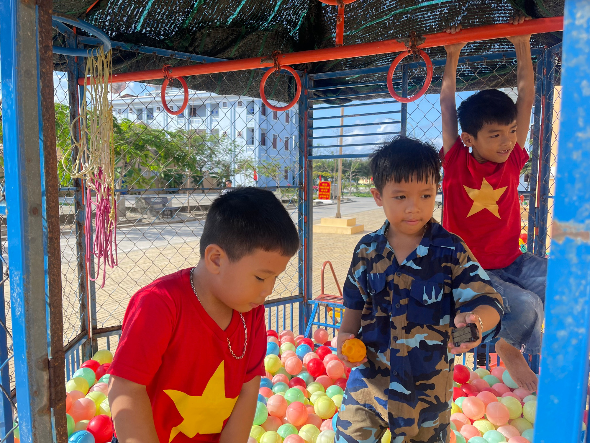 Những đứa trẻ lớn khôn tại đây luôn có tình yêu mãnh liệt với biển đảo. Những đứa trẻ lớn khôn tại đây luôn có tình yêu mãnh liệt với biển đảo.