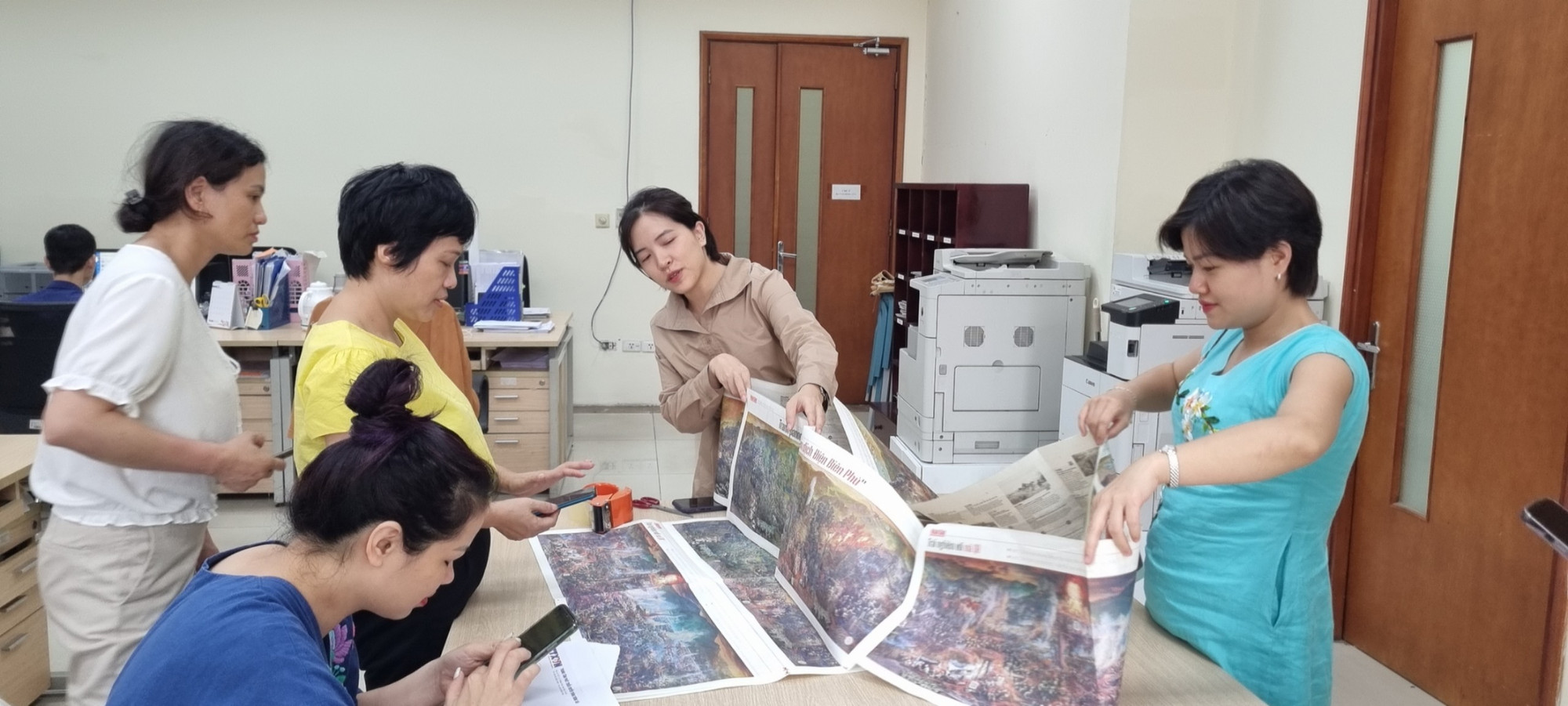 Phóng viên, biên tập viên TTXVN đang trải nghiệm tranh panorama.