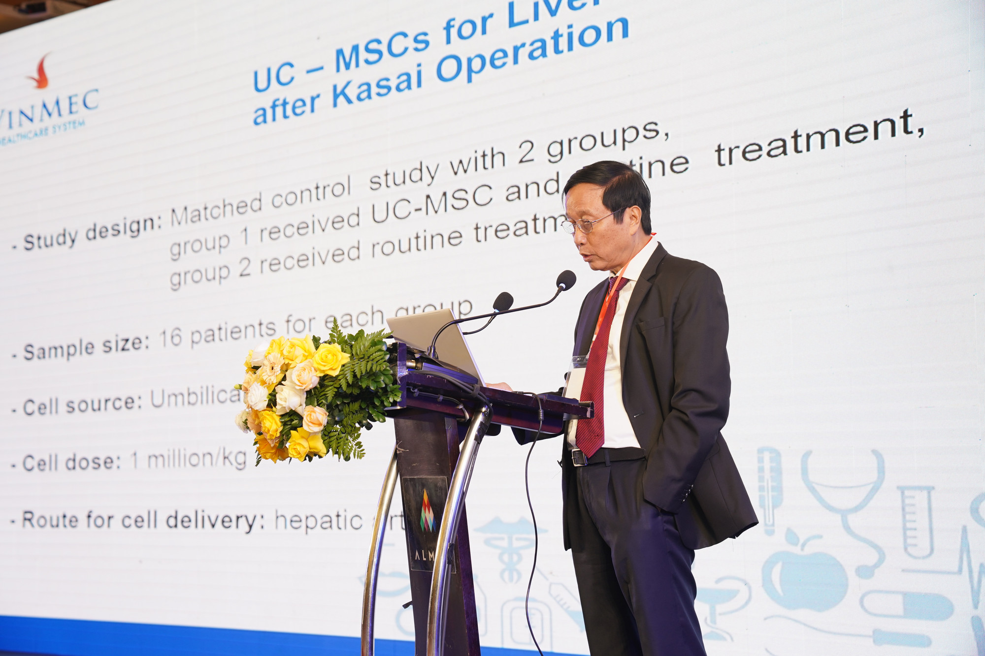 Giáo sư Nguyễn Thanh Liêm báo cáo kết quả điều trị tại Hội nghị VCGT lần 6.