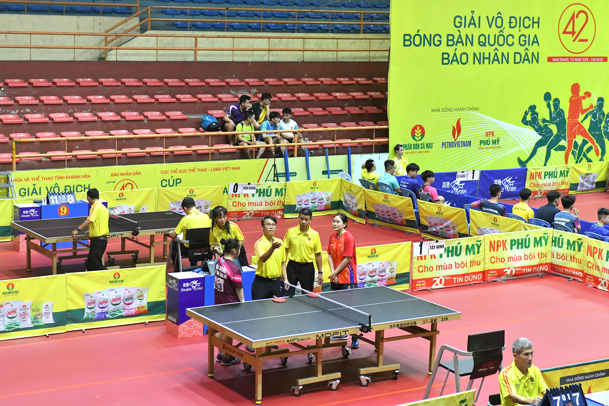 Tổ trọng tài và các vận động viên làm thủ tục trước trận đấu.