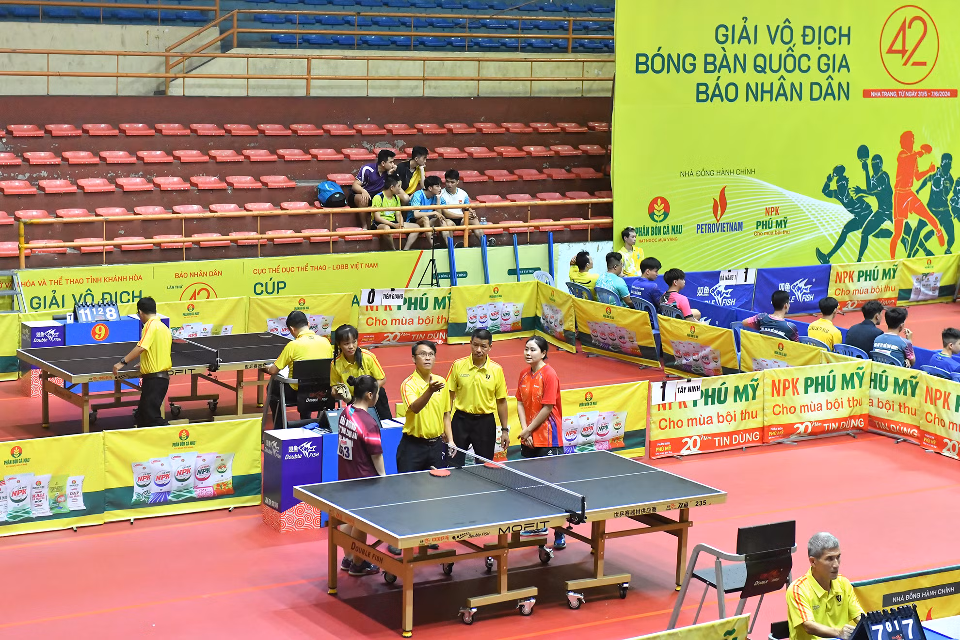 Tổ trọng tài và các vận động viên làm thủ tục trước trận đấu.