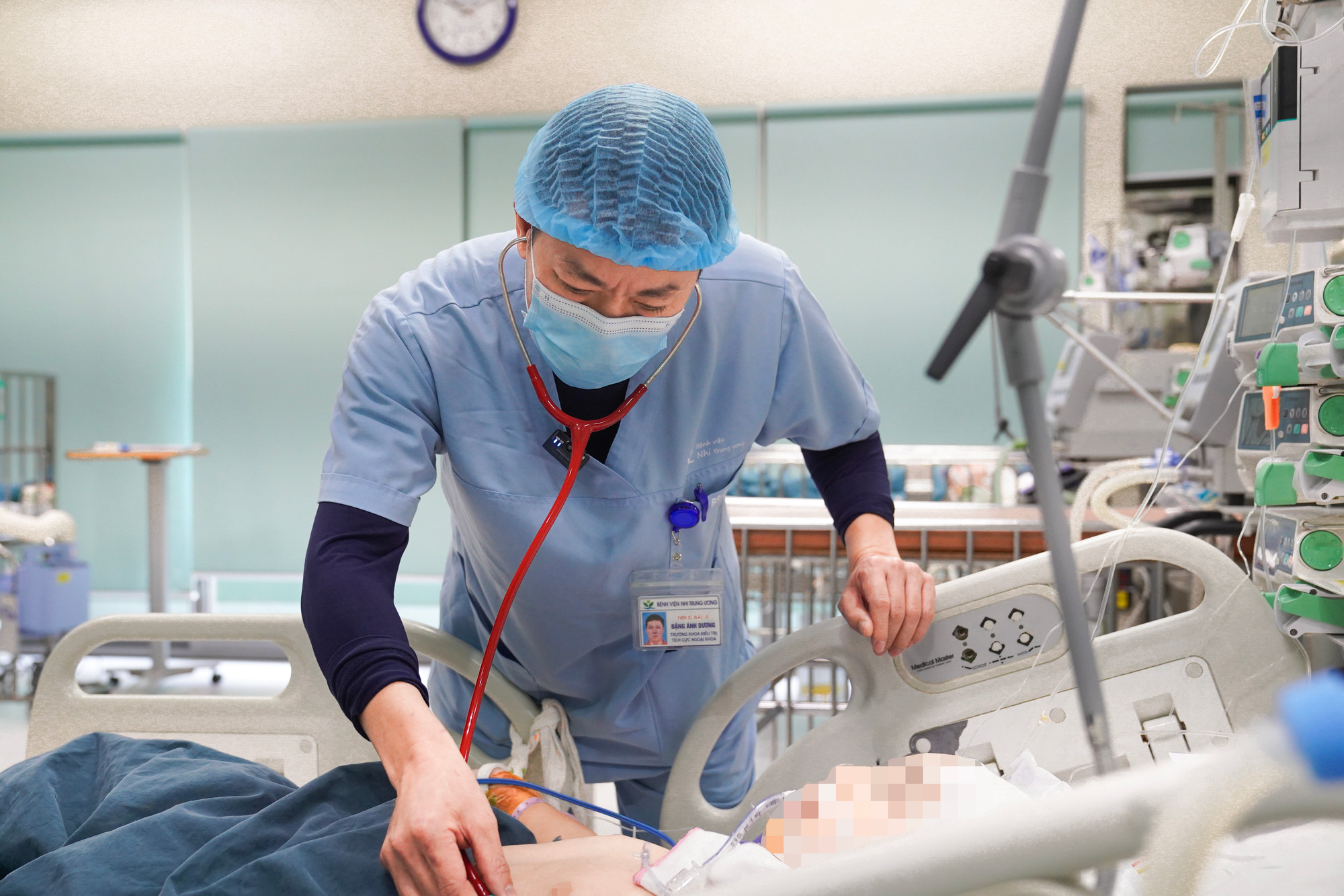 Các bác sĩ trải qua nhiều thách thức trong ca ghép thận.