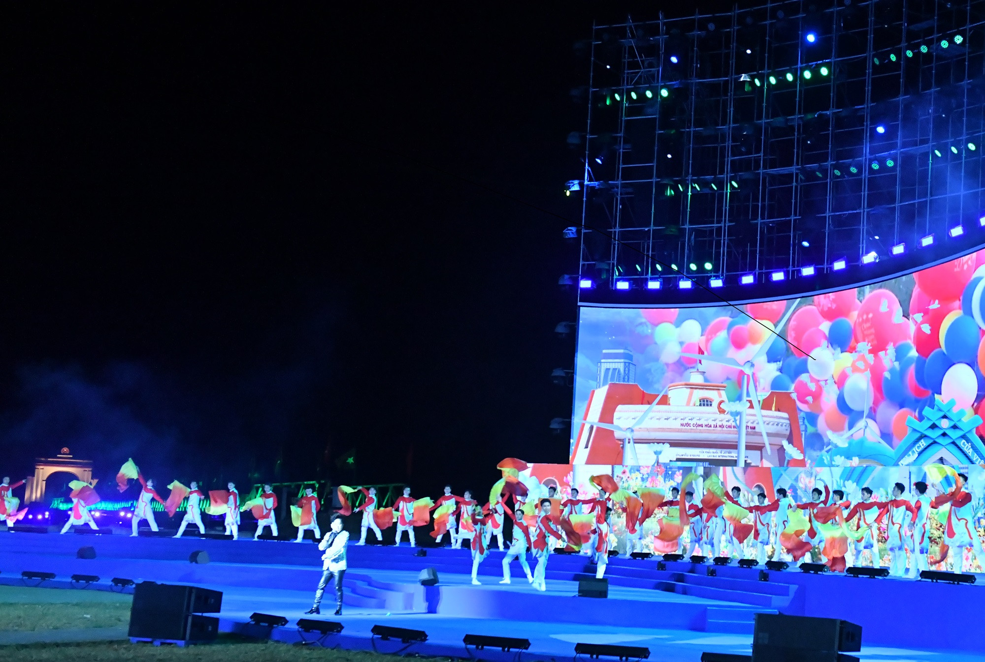 Ca sĩ Tùng Dương và đoàn múa HT, tốp thiếu nhi QT và ban nhạc trình diễn ca khúc "Khát vọng Quảng Trị" (sáng tác: Võ Thế Hùng).