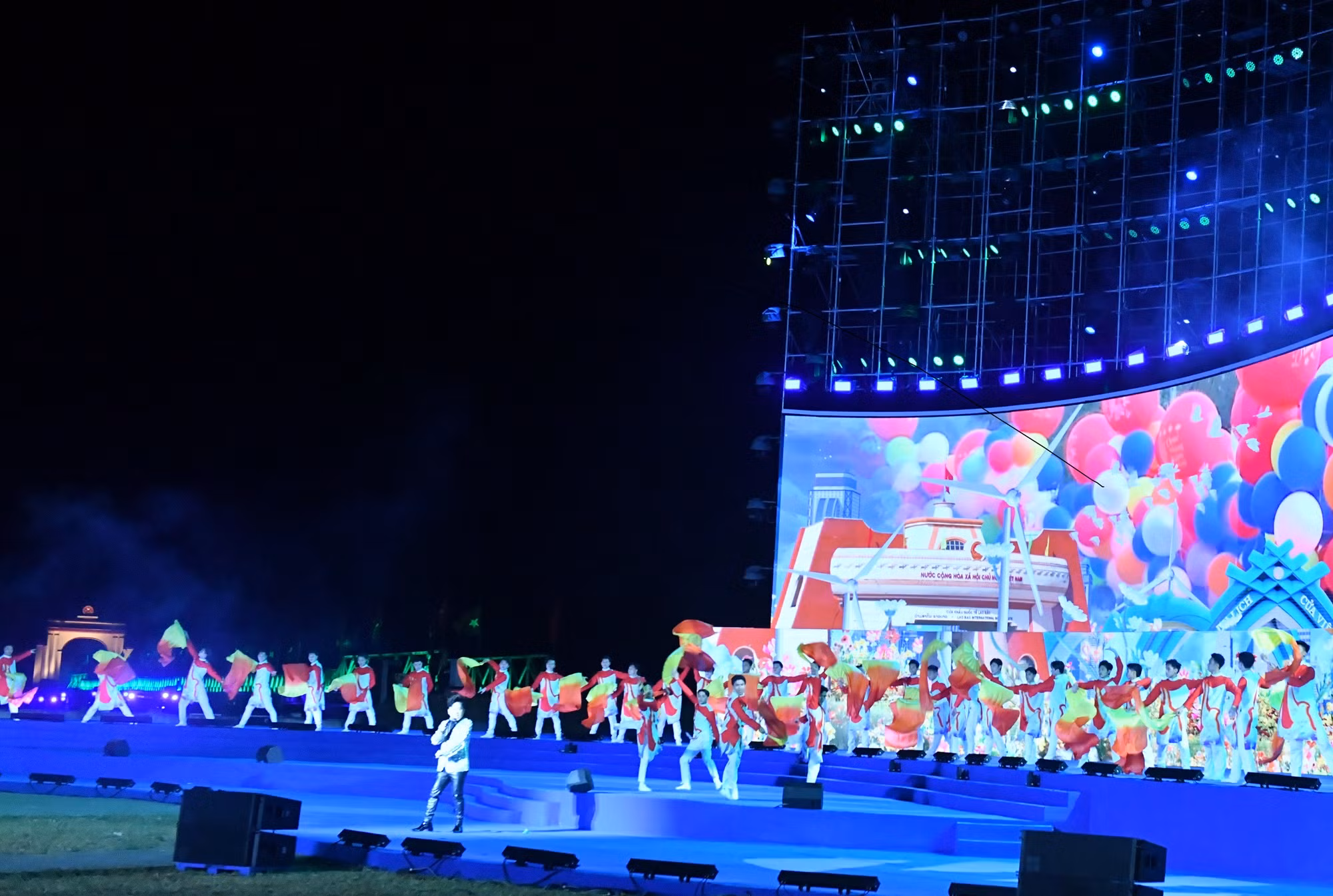 Ca sĩ Tùng Dương và đoàn múa HT, tốp thiếu nhi QT và ban nhạc trình diễn ca khúc "Khát vọng Quảng Trị" (sáng tác: Võ Thế Hùng).