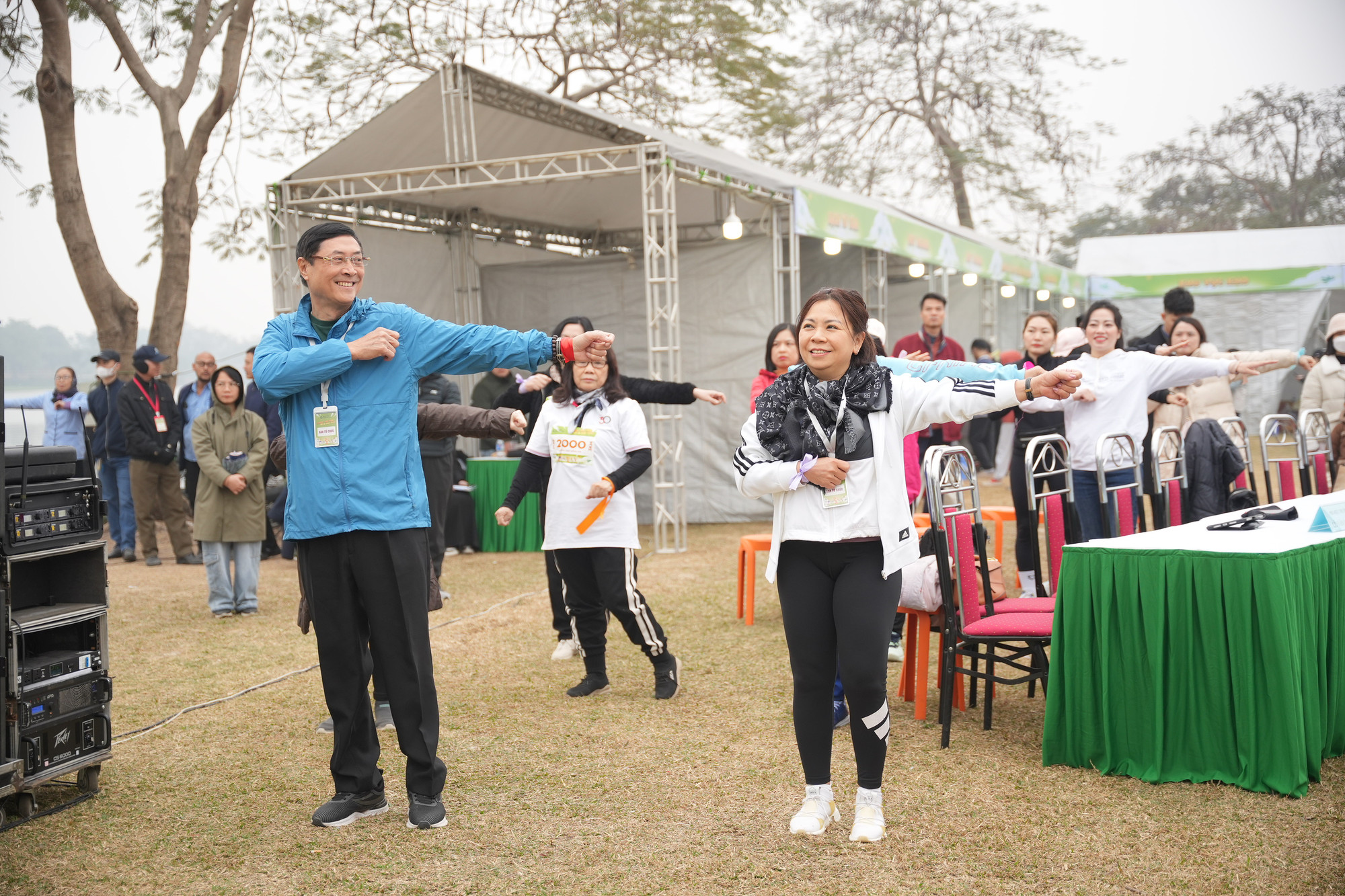 Các thầy cô và các em học sinh cùng khởi động trước giải chạy.