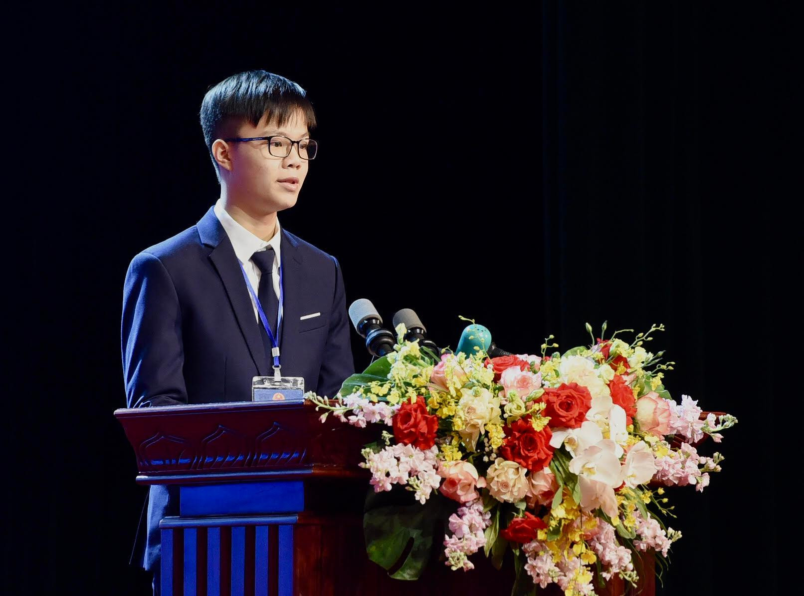 Em Phạm Việt Hưng, học sinh lớp 12A1 Toán, trường THPT Chuyên Khoa học tự nhiên, Trường Đại học Khoa học tự nhiên (Đại học quốc gia Hà Nội) phát biểu, bày tỏ lòng biết ơn và tri ân các thầy cô giáo.