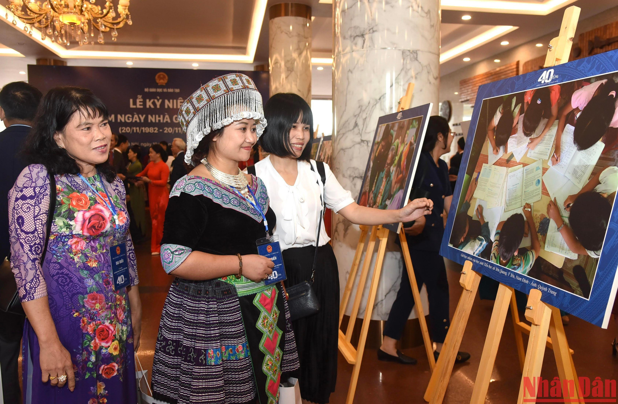 Các đại biểu tham quan triển lãm ảnh tại lễ kỷ niệm.