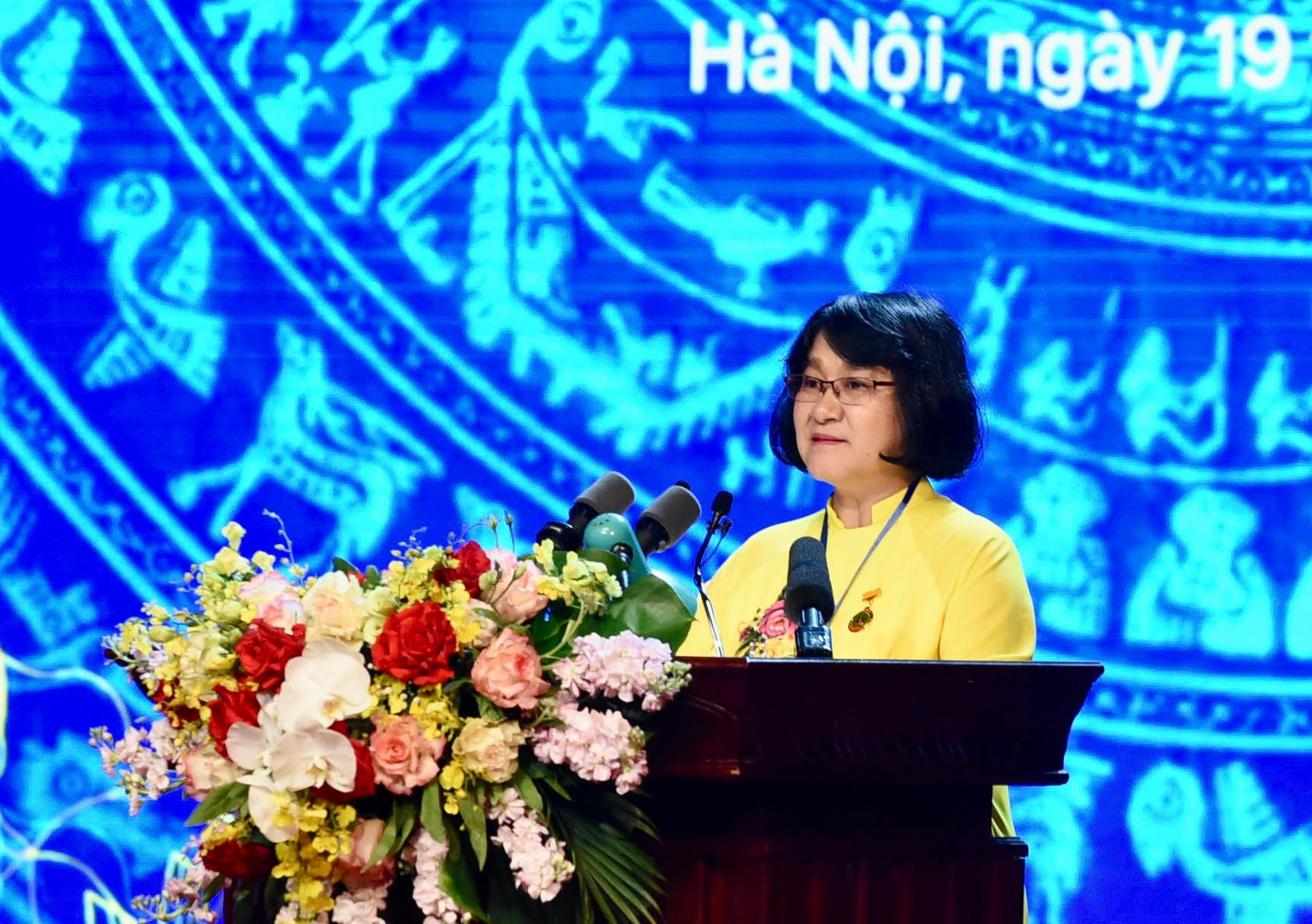 Cô giáo Nguyễn Thị Bảo Thúy, Trường THPT Bảo Lộc (tỉnh Lâm Đồng) đại diện các nhà giáo phát biểu.