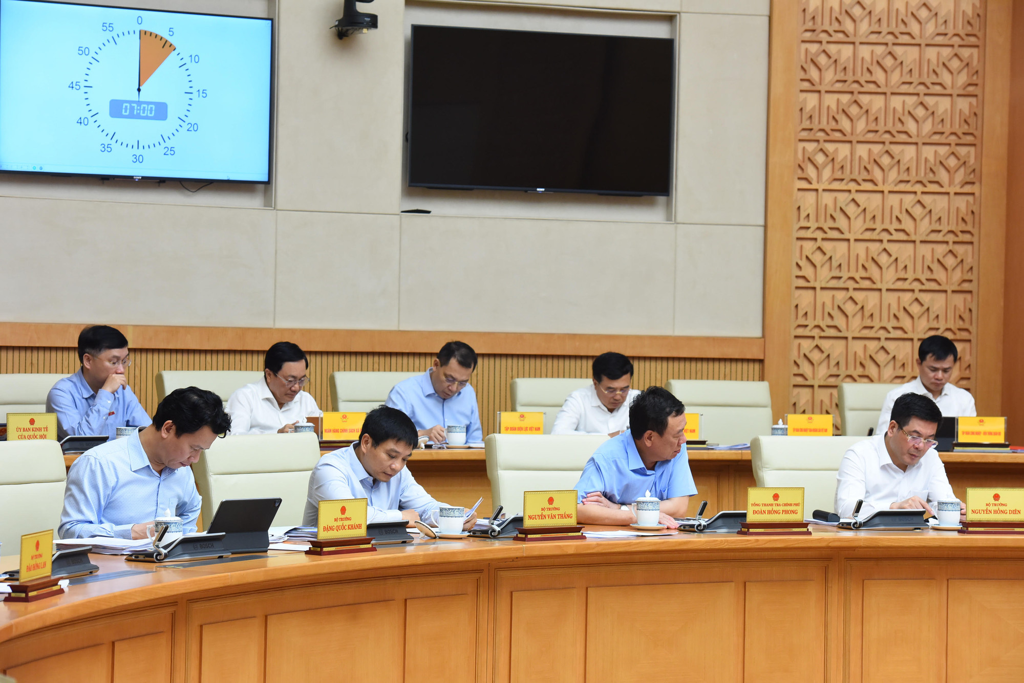 Đại diện lãnh đạo các bộ, ban, ngành của Chính phủ tham dự phiên họp.