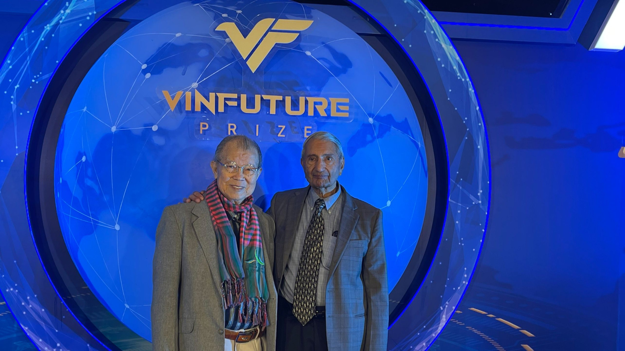 Giáo sư Võ Tòng Xuân và Giáo sư Gurdev Singh Khush hội ngộ tại VinFuture 2023.