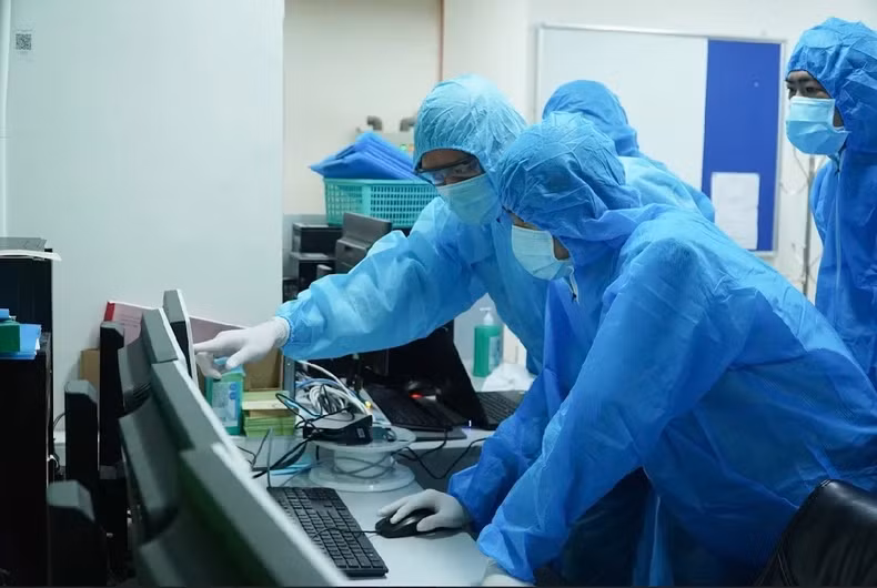 Bệnh nhân được áp dụng phác đồ điều trị với 3 ngày liên tục xạ trị toàn thân, mỗi ngày 2 lần.