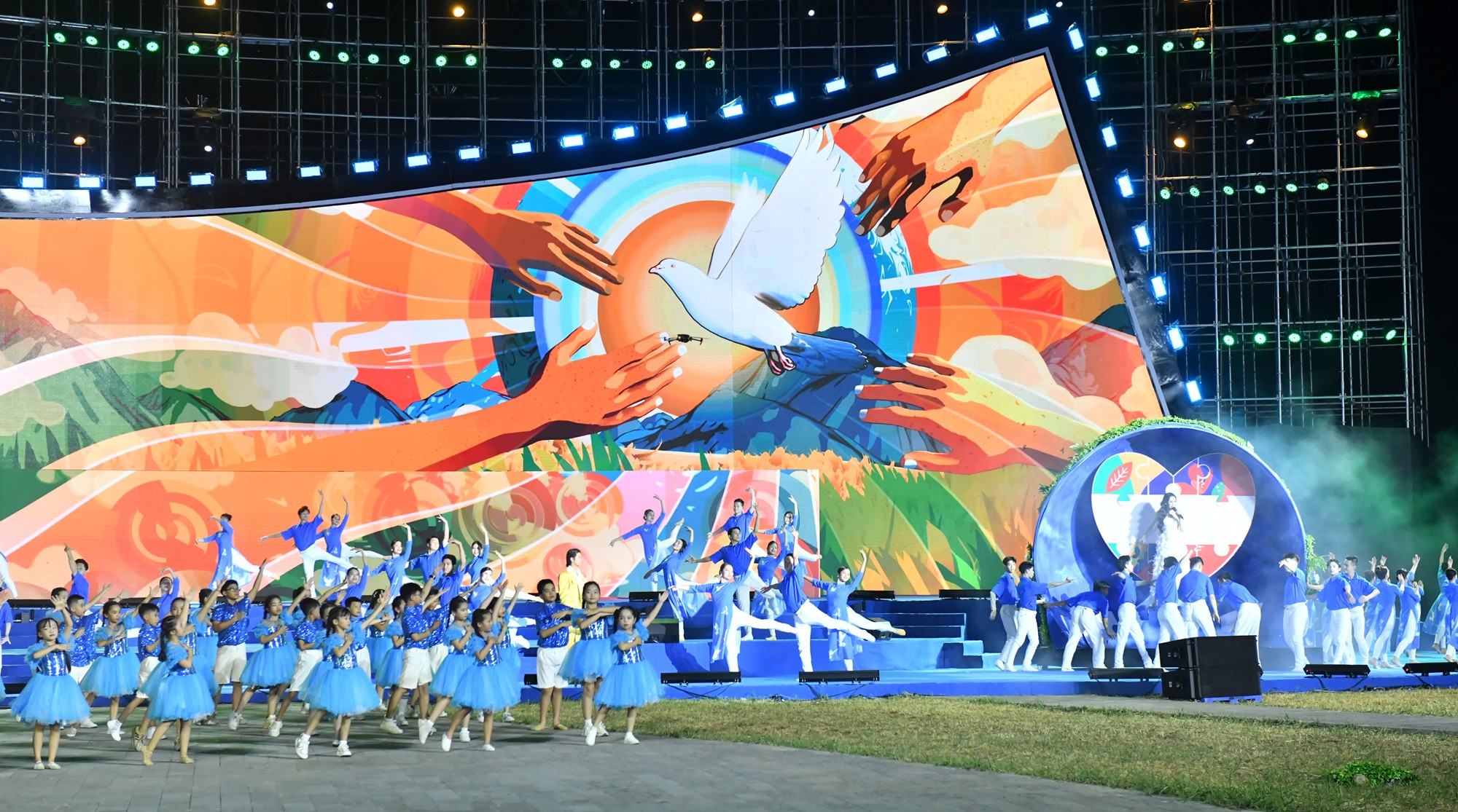 Lễ hội Vì hòa bình 2024 do tỉnh Quảng Trị phối hợp Bộ Văn hóa, Thể thao và Du lịch, Bộ Ngoại giao tổ chức, diễn ra đúng dịp kỷ niệm 70 năm Ngày ký kết Hiệp định Geneva về đình chỉ chiến tranh, lập lại hòa bình ở Đông Dương (21/7/1954-21/7/2024), 77 năm Ngày Thương binh-Liệt sĩ (27/7/1947-27/7/2024), hướng tới kỷ niệm 50 năm Ngày Giải phóng hoàn toàn miền nam, thống nhất đất nước (30/4/1975-30/4/2025).