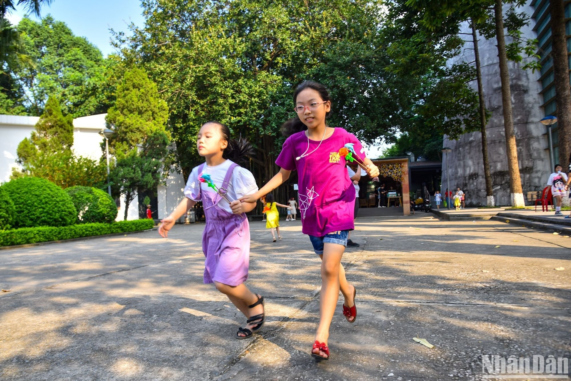 Chương trình "Trung thu 2023: Em yêu Trung thu - Em yêu Khoa học" diễn ra trong hai ngày 23 và 24/9, hứa hẹn là sân chơi bổ ích mang lại cơ hội học tập và trải nghiệm từ văn hóa dân gian đến hiện đại qua khám phá khoa học, công nghệ. Đồng thời đây cũng là dịp đặc biệt để ông bà, cha mẹ ôn lại ký ức tuổi thơ và chia sẻ những hiểu biết của mình cho con cháu để qua đó gắn kết các thành viên trong gia đình.