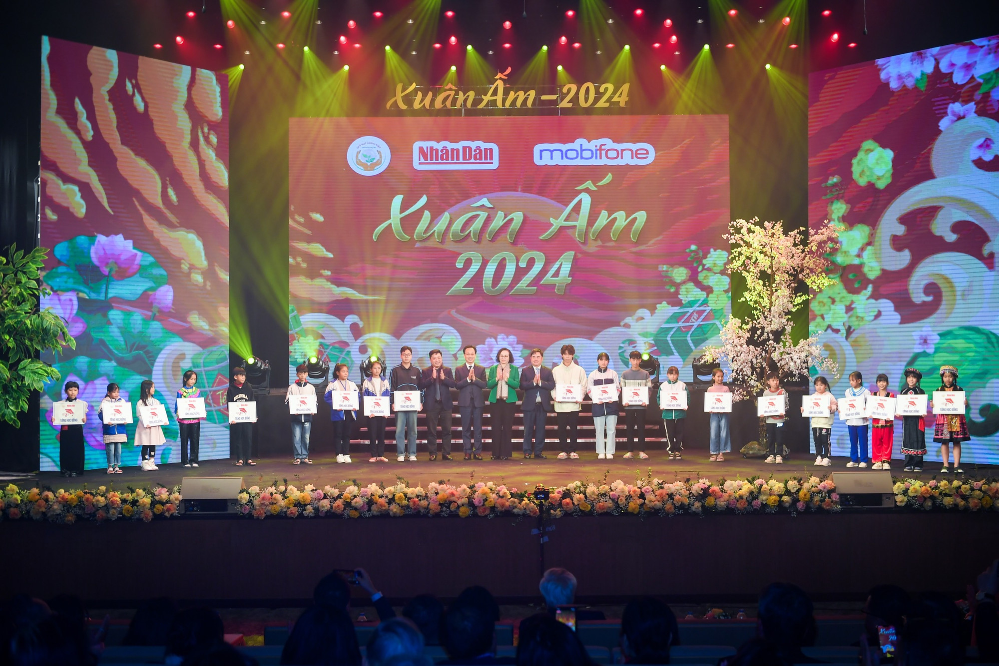 Các học sinh, sinh viên hiếu học, những sinh viên ưu tú có hoàn cảnh đặc biệt khó khăn từ các trường đại học nhận học bổng Hạt Giống Việt.