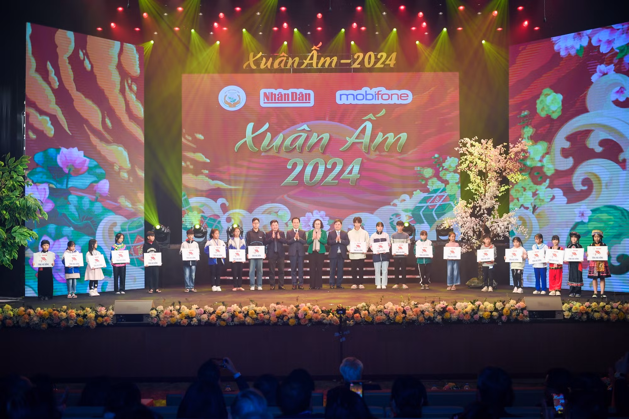 Các học sinh, sinh viên hiếu học, những sinh viên ưu tú có hoàn cảnh đặc biệt khó khăn từ các trường đại học nhận học bổng Hạt Giống Việt.