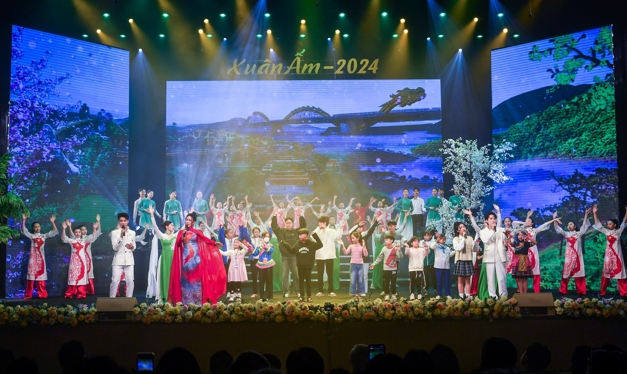 Các em nhỏ cùng được hòa lời ca, tiếng hát trên sân khấu với các nghệ sĩ.