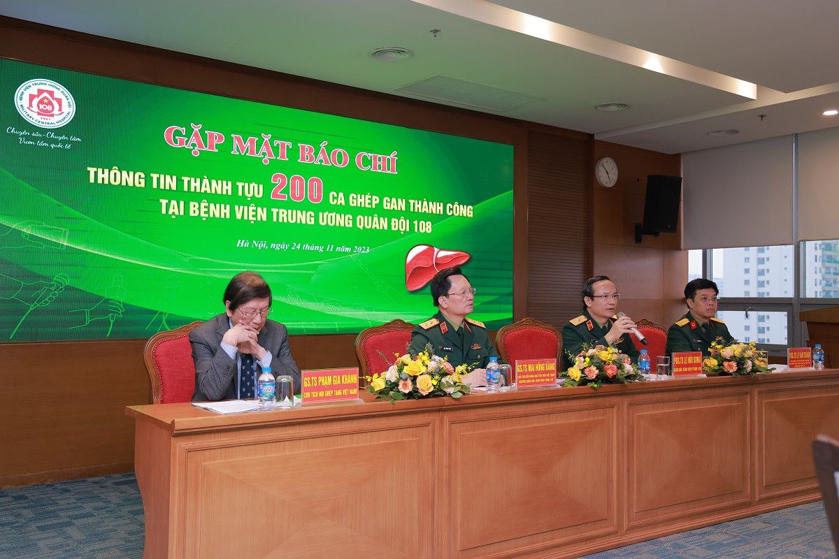 Lãnh đạo bệnh viện cung cấp thông tin báo chí.