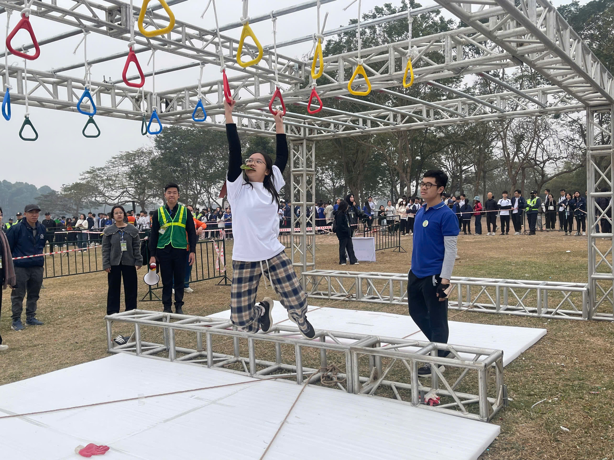 Các bạn tham gia phần thi "Chiến binh Lương Thế Vinh".