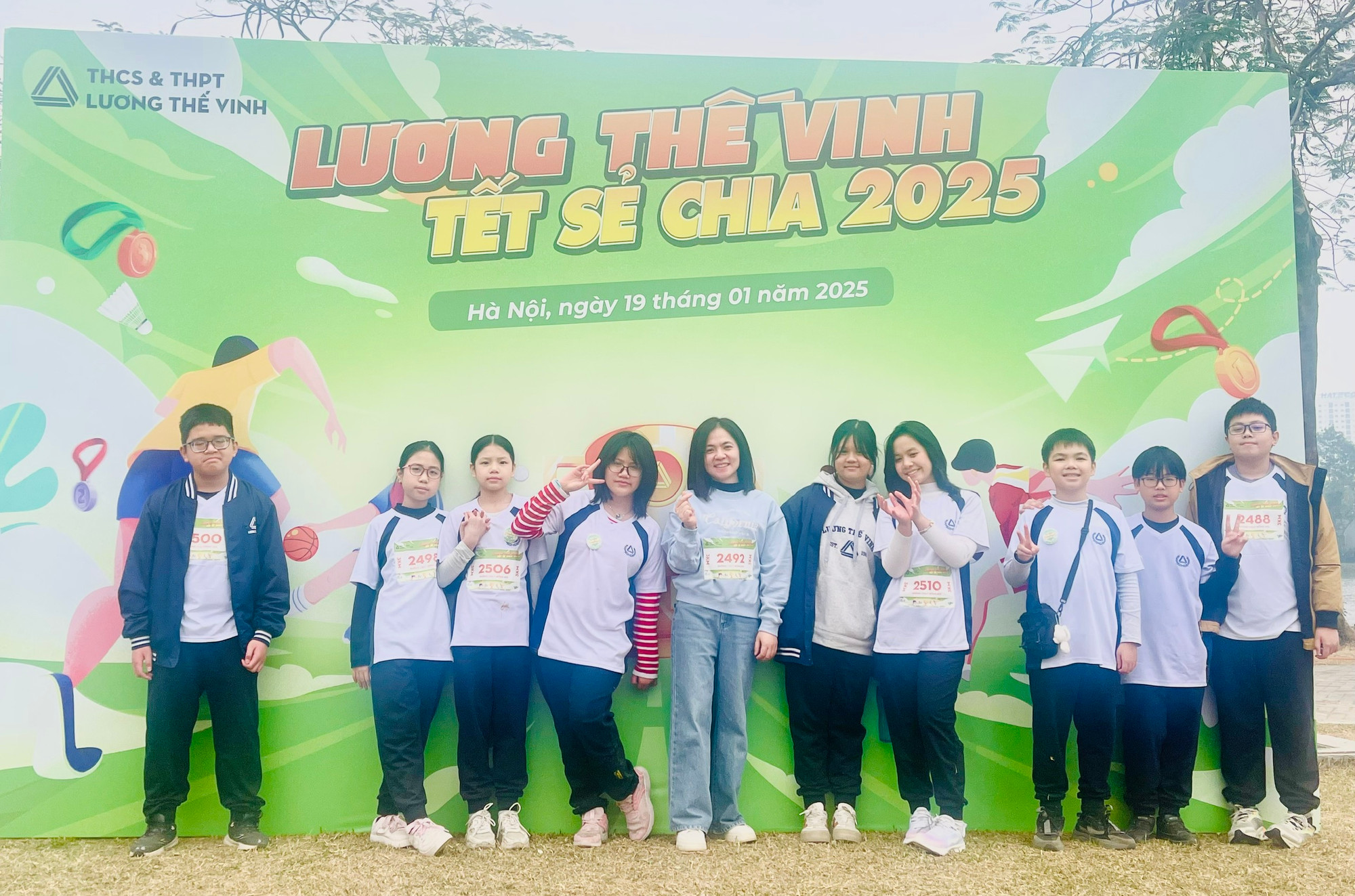 Các em học sinh háo hức tham gia giải chạy.