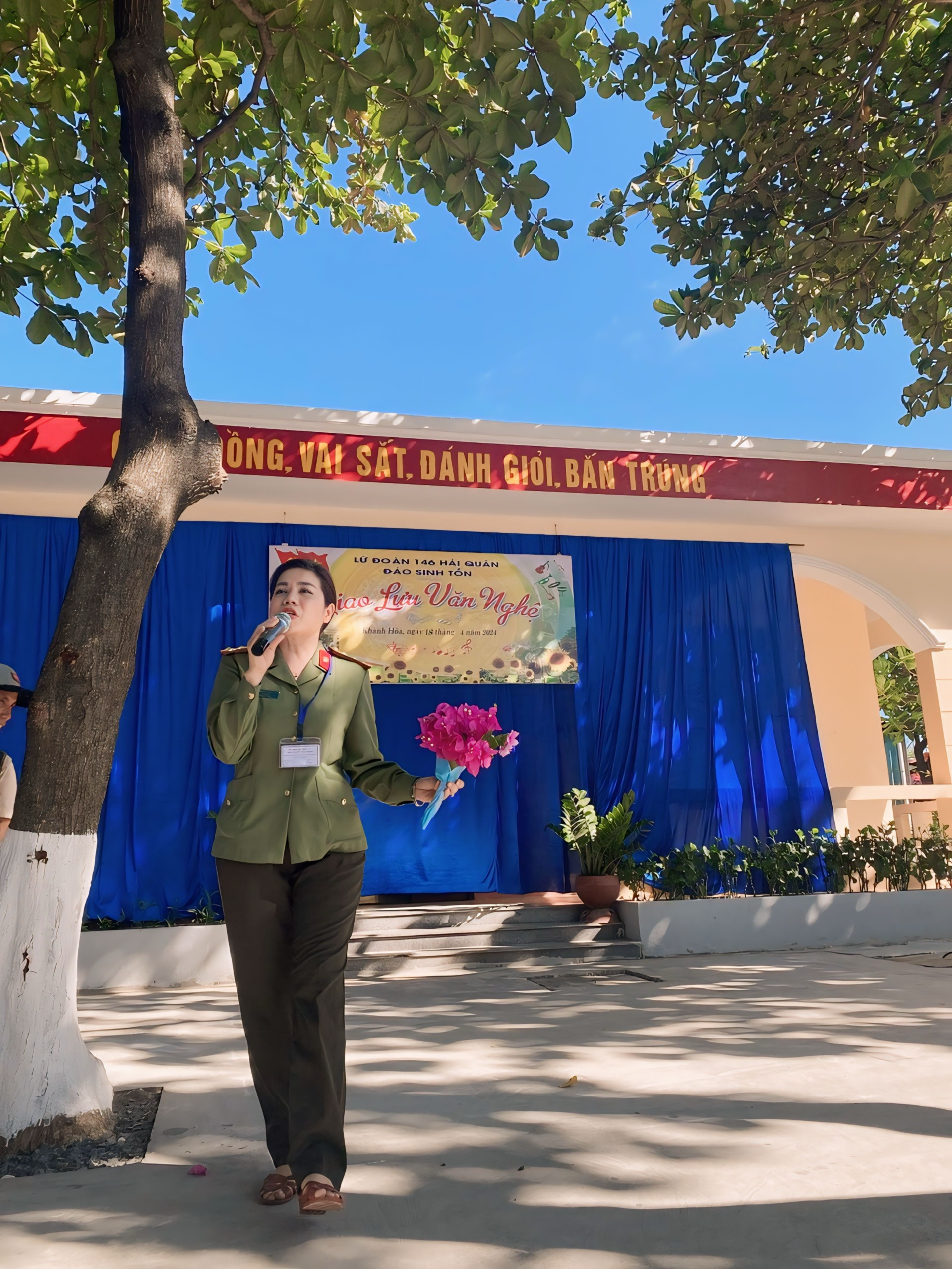 Đại tá, NSND Nguyễn Thị Thúy Hiền, Giám đốc Nhà hát kịch Công an nhân dân giao lưu với các chiến sĩ ở đảo Sinh Tồn.