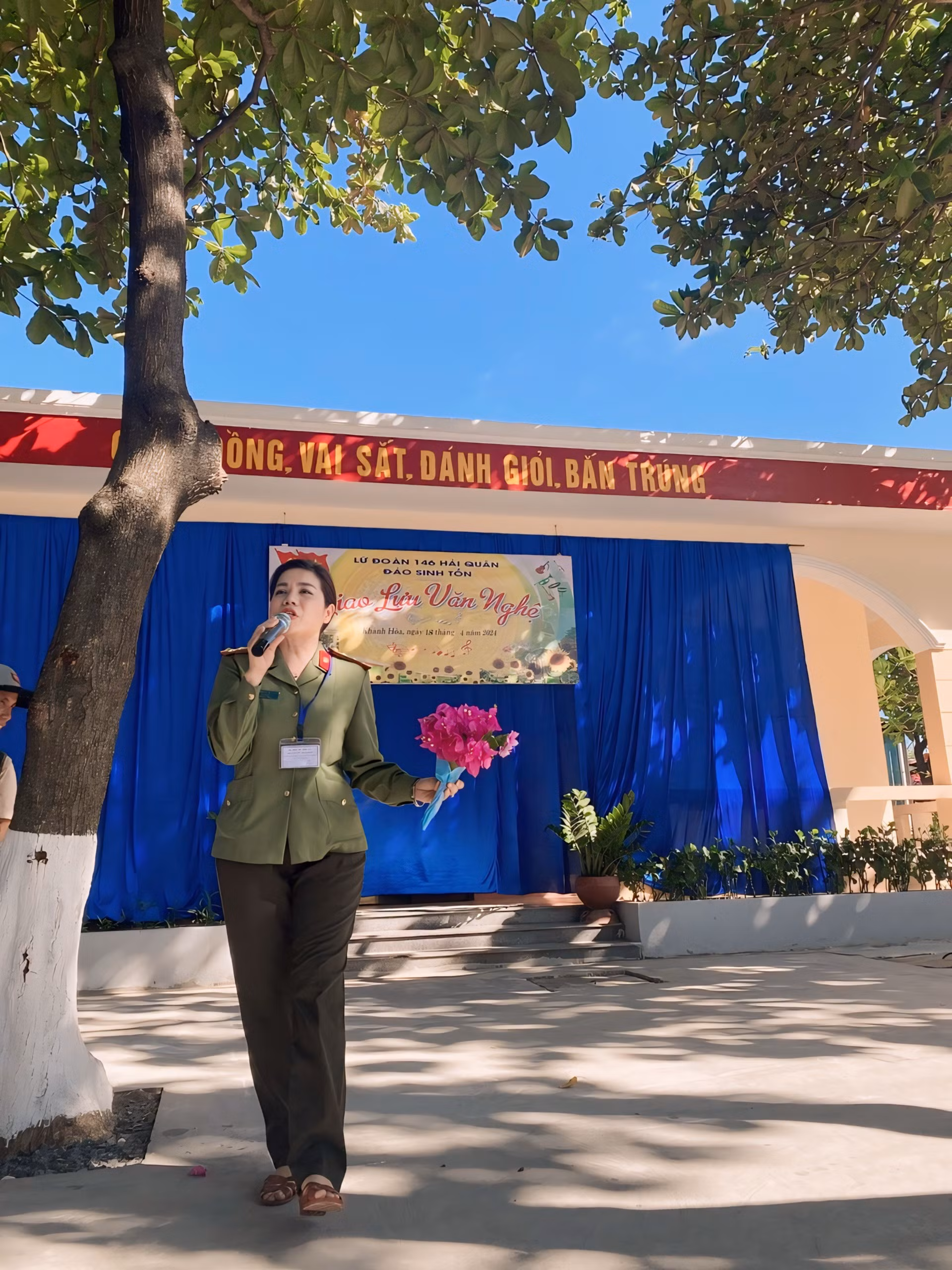 Đại tá, NSND Nguyễn Thị Thúy Hiền, Giám đốc Nhà hát kịch Công an nhân dân giao lưu với các chiến sĩ ở đảo Sinh Tồn.