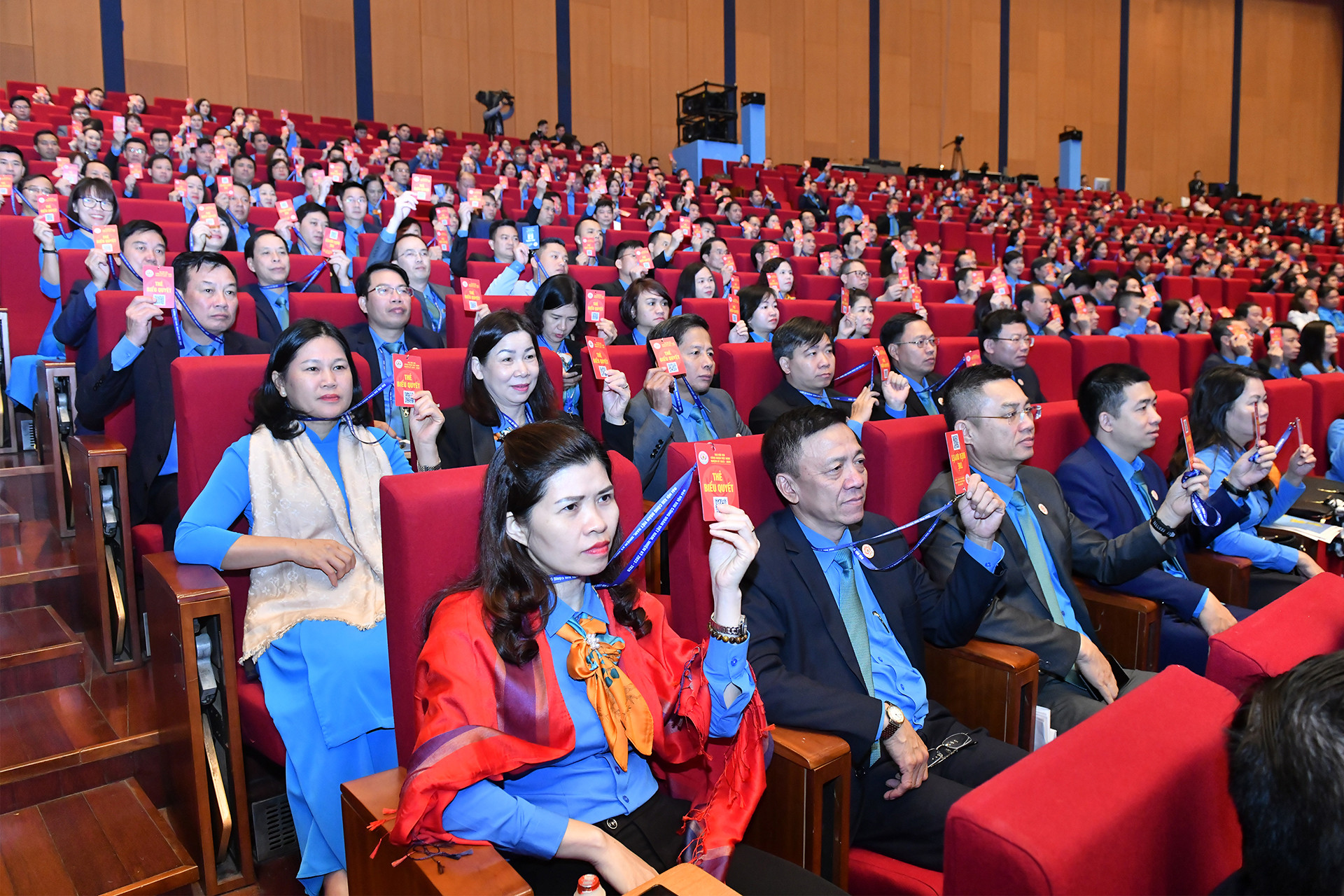 Các đại biểu biểu quyết thông qua dự thảo Nghị quyết Đại hội XIII Công đoàn Việt Nam.