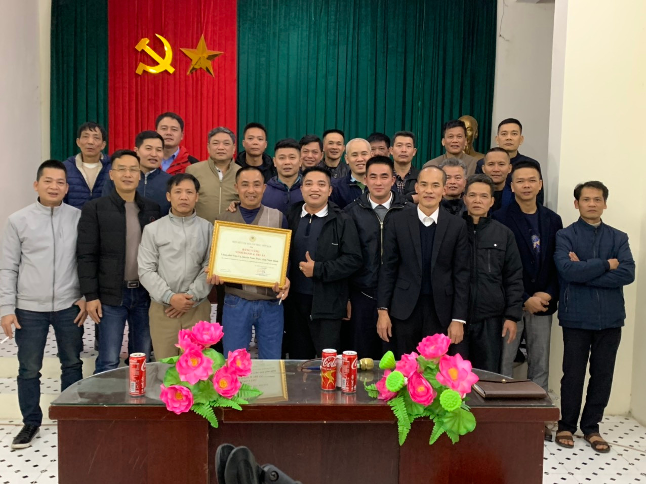 Các nghệ nhân, đầu bếp làng phở Vân Cù nhận Bảng vàng ẩm thực Việt Nam.