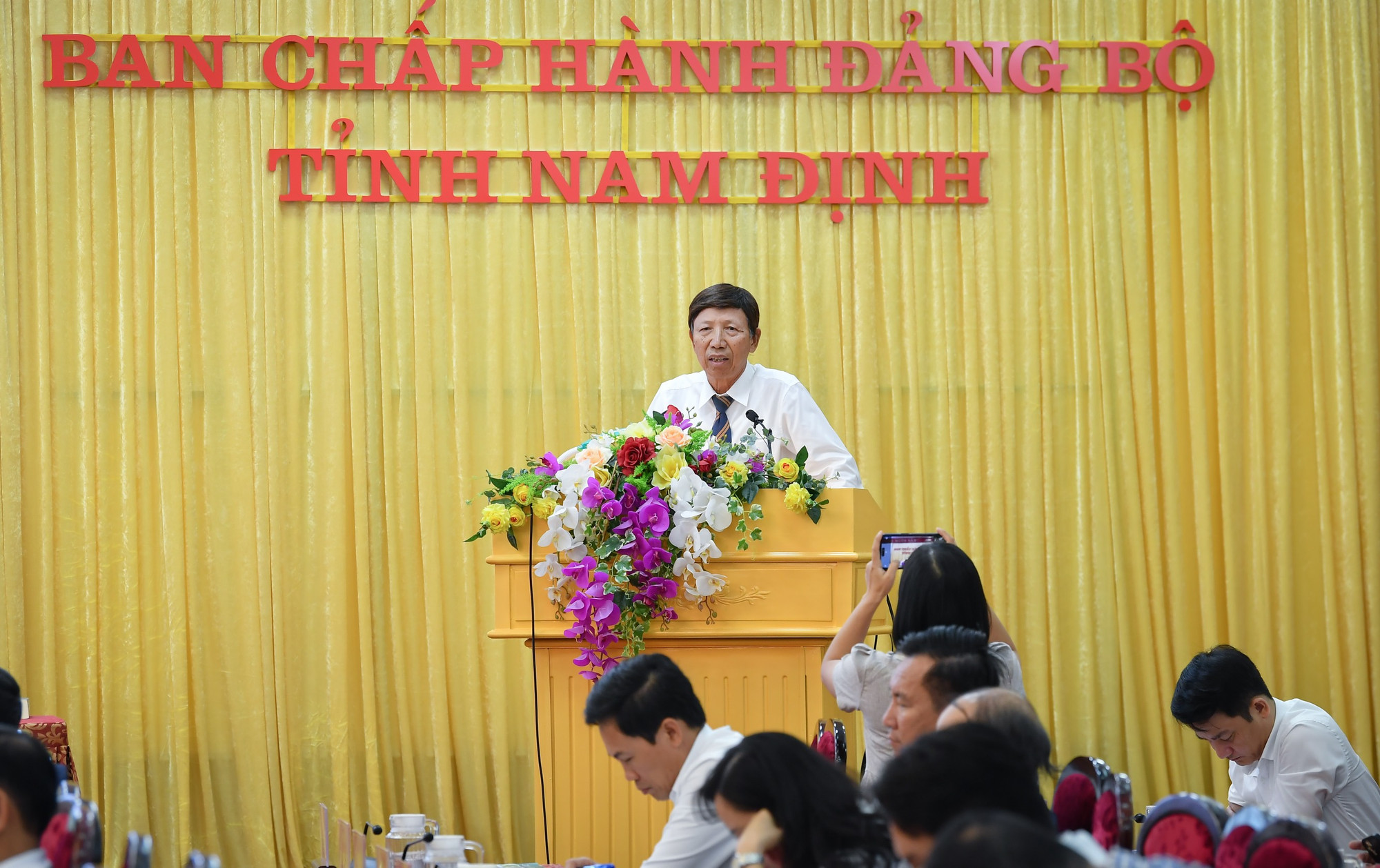 Tiến sĩ Phan Hữu Thắng, Chủ tịch Liên chi hội Tài chính Khu công nghiệp Việt Nam. Trong tham luận, đồng chí trình bày về việc xây dựng khu công nghiệp xanh, khu công nghiệp sinh thái và tổ chức thực hiện.