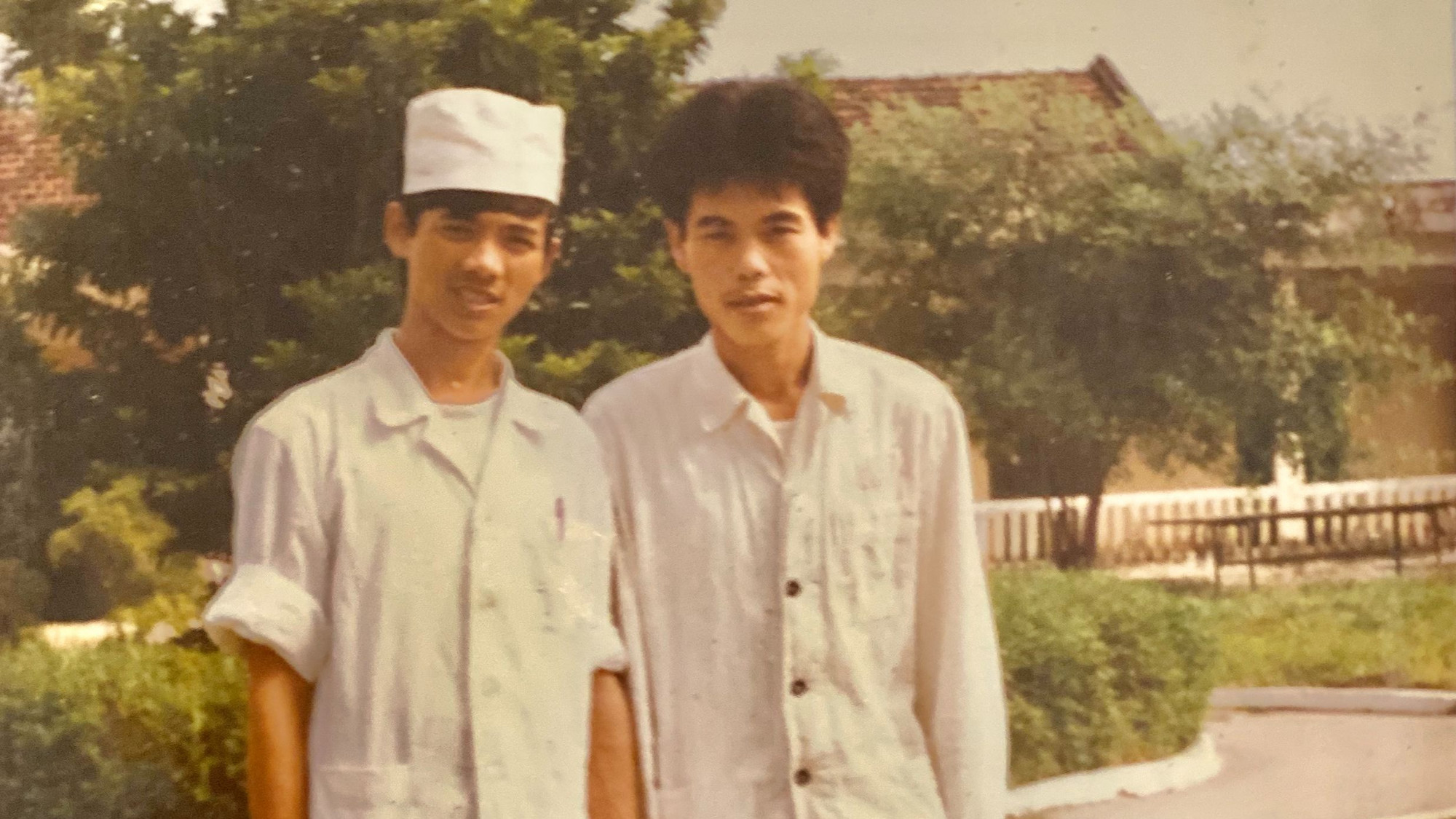 Ông Đàm Duy Thiên (trái) đã thực hiện được nguyện vọng trở thành bác sĩ quân y chăm sóc sức khỏe cho đồng đội.