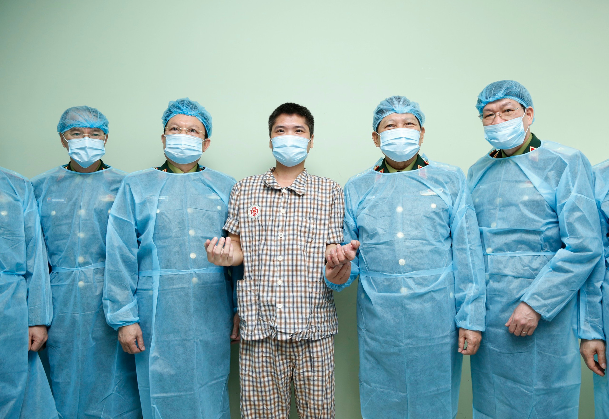 Bệnh nhân đầu tiên được ghép 2 tay chụp ảnh lưu niệm cùng thủ trưởng Bộ Quốc phòng và thủ trưởng bệnh viện.