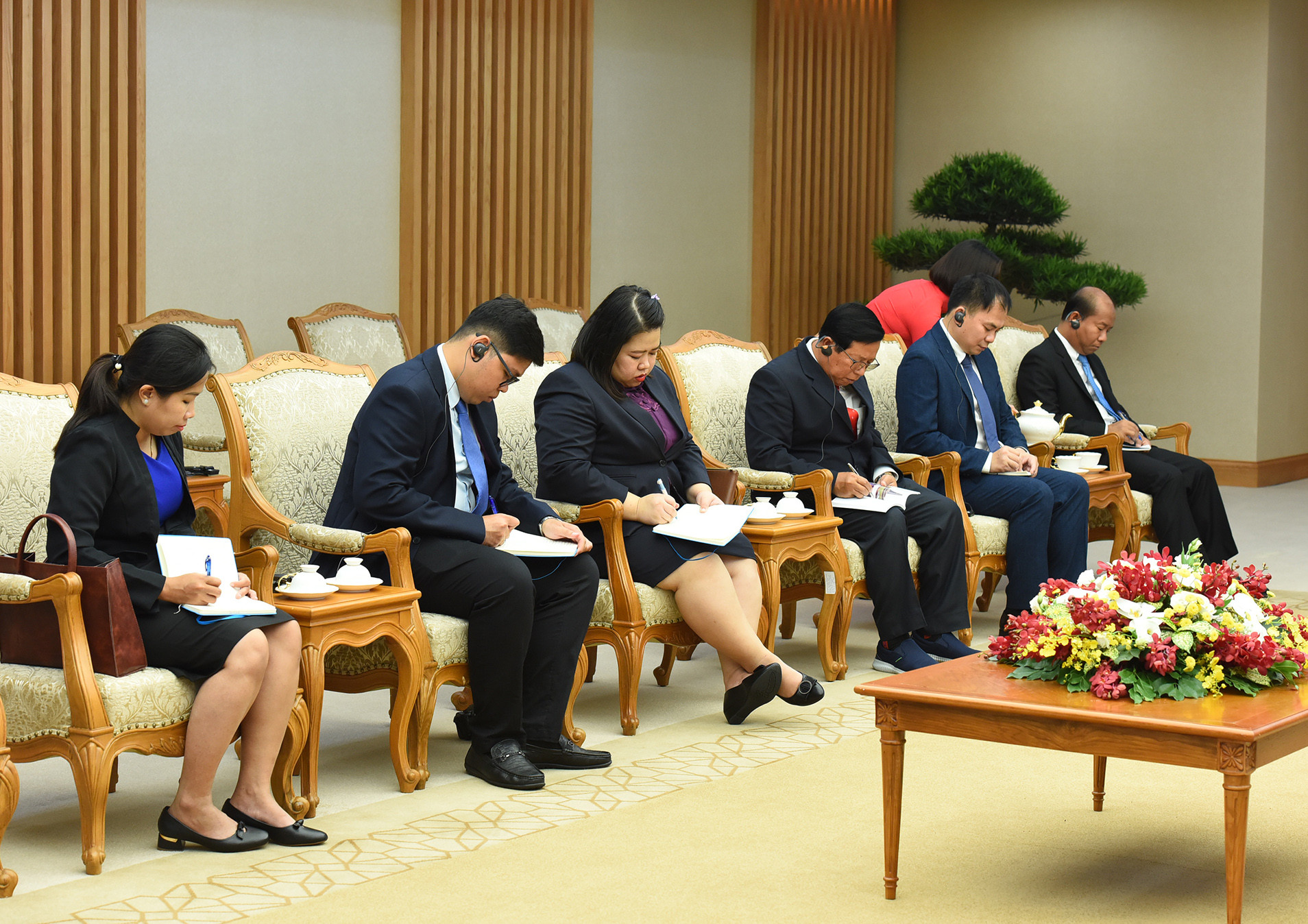 Các thành viên đi cùng đoàn với Trưởng Ban Đối ngoại Trung ương Đảng Nhân dân Campuchia Prak Sokhonn tham dự buổi tiếp.