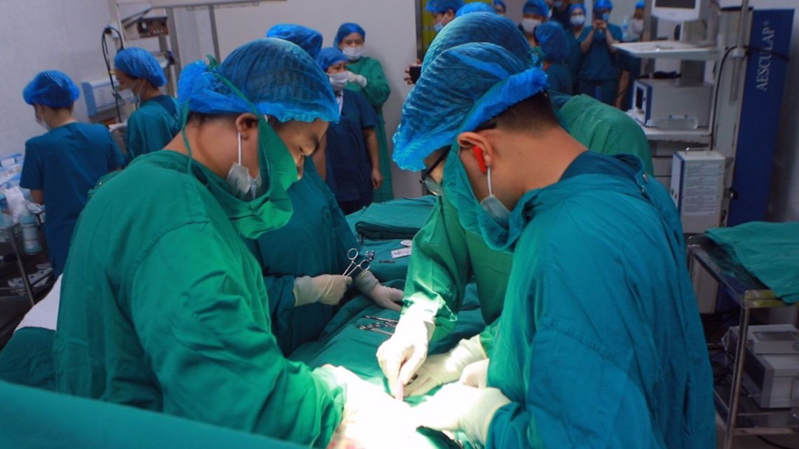 Hai cuộc mổ diễn ra liên tiếp nhau để cứu em bé. (Ảnh: BVCC)