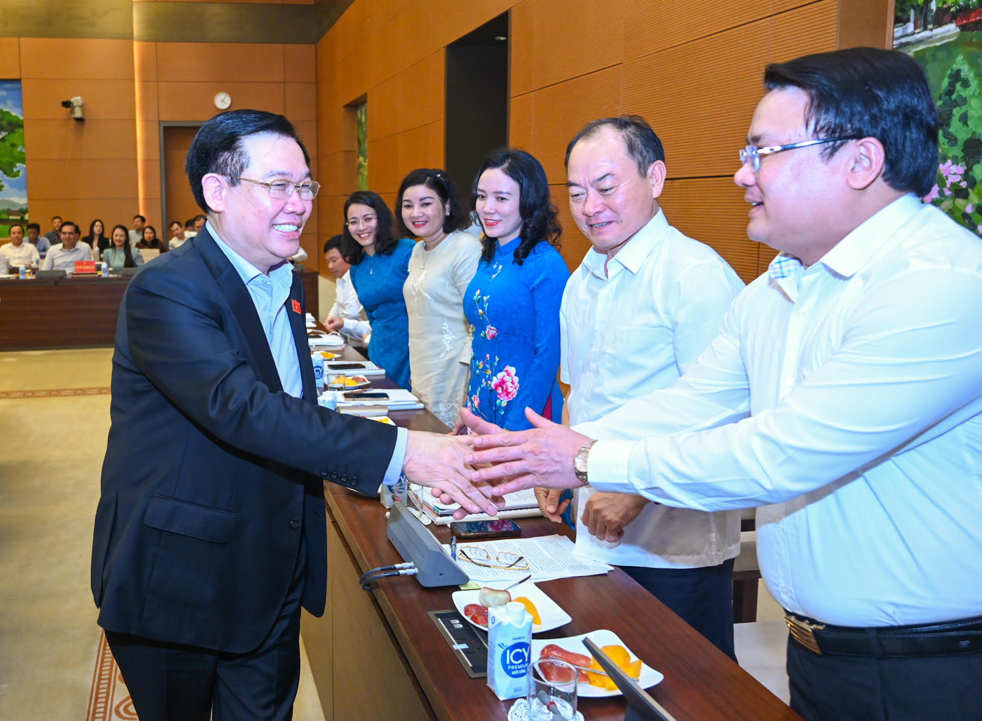 Chủ tịch Quốc hội Vương Đình Huệ với các đồng chí lãnh đạo tỉnh Nghệ An.