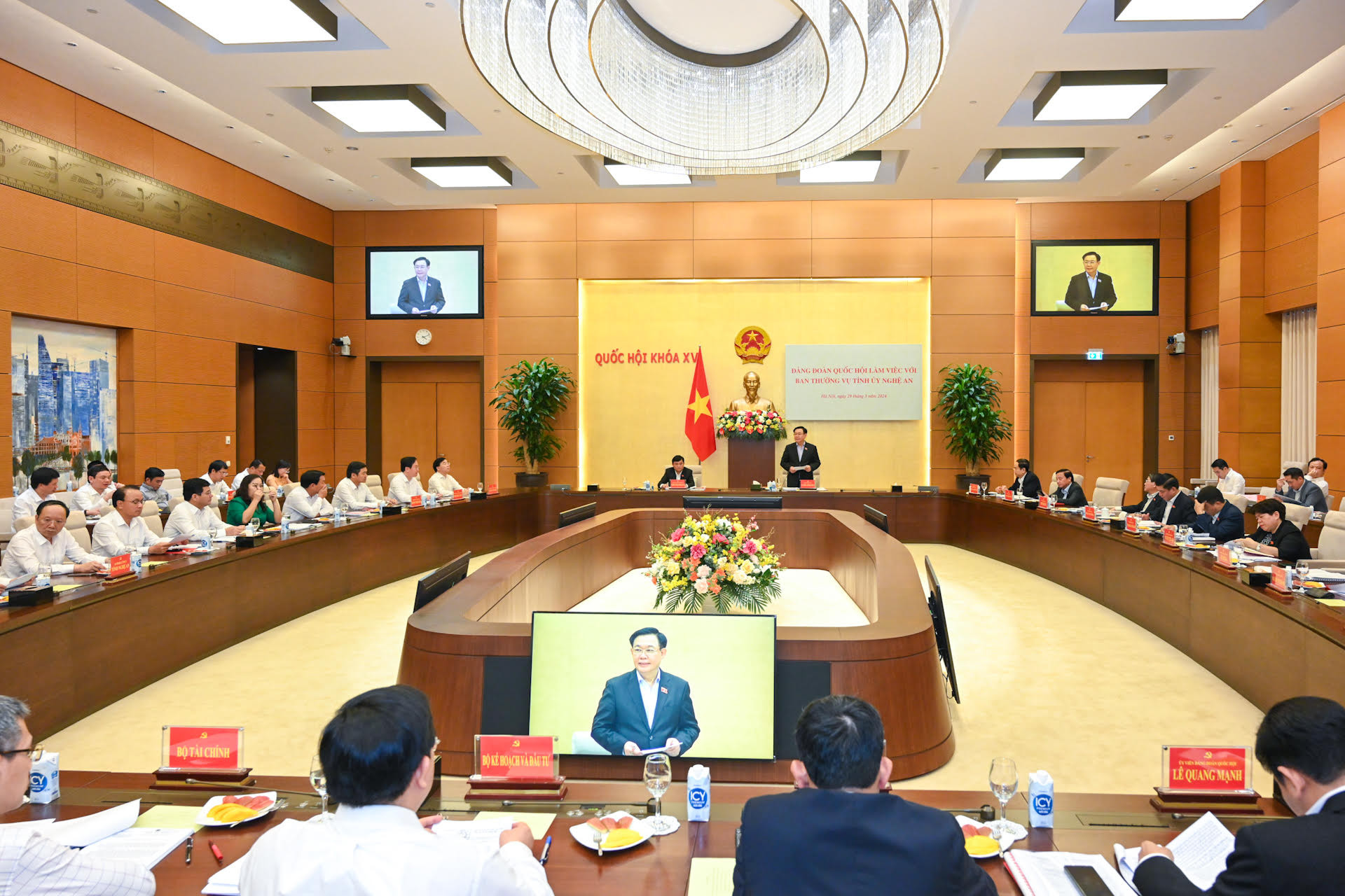 Quang cảnh buổi làm việc tại Nhà Quốc hội.