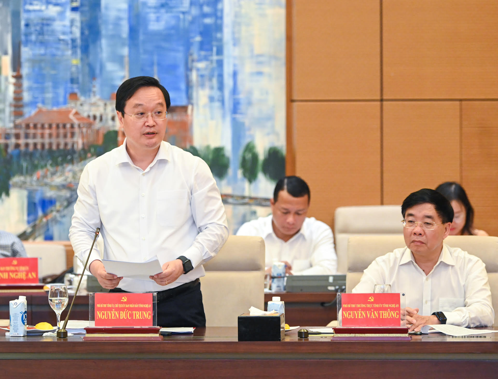 Chủ tịch UBND tỉnh Nghệ An Nguyễn Đức Trung trình bày báo cáo tại buổi làm việc.