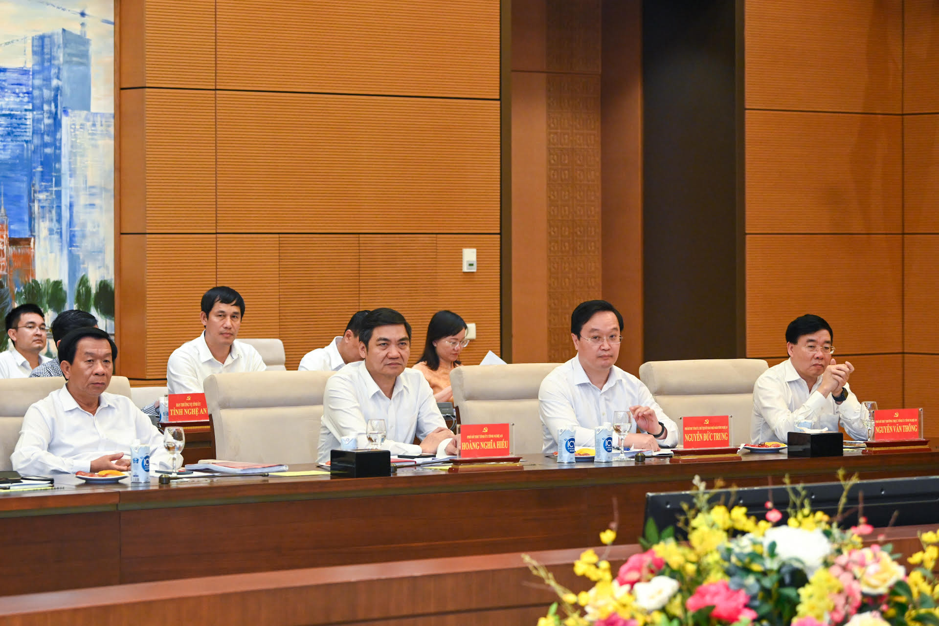 Các đồng chí Ban Thường vụ tỉnh ủy Nghệ An dự buổi làm việc.