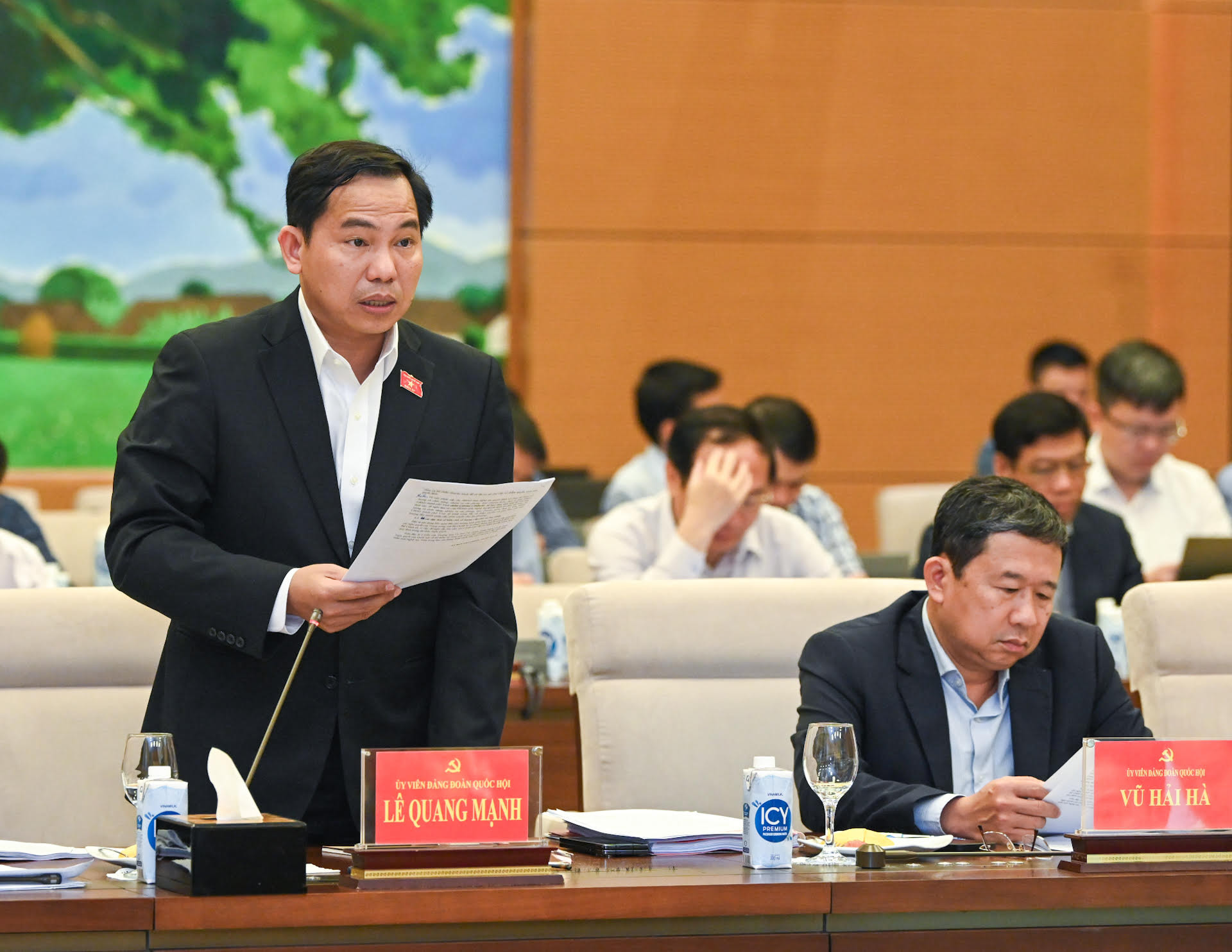 Chủ nhiệm Ủy ban Tài chính-Ngân sách Lê Quang Mạnh trình bày báo cáo thẩm tra.