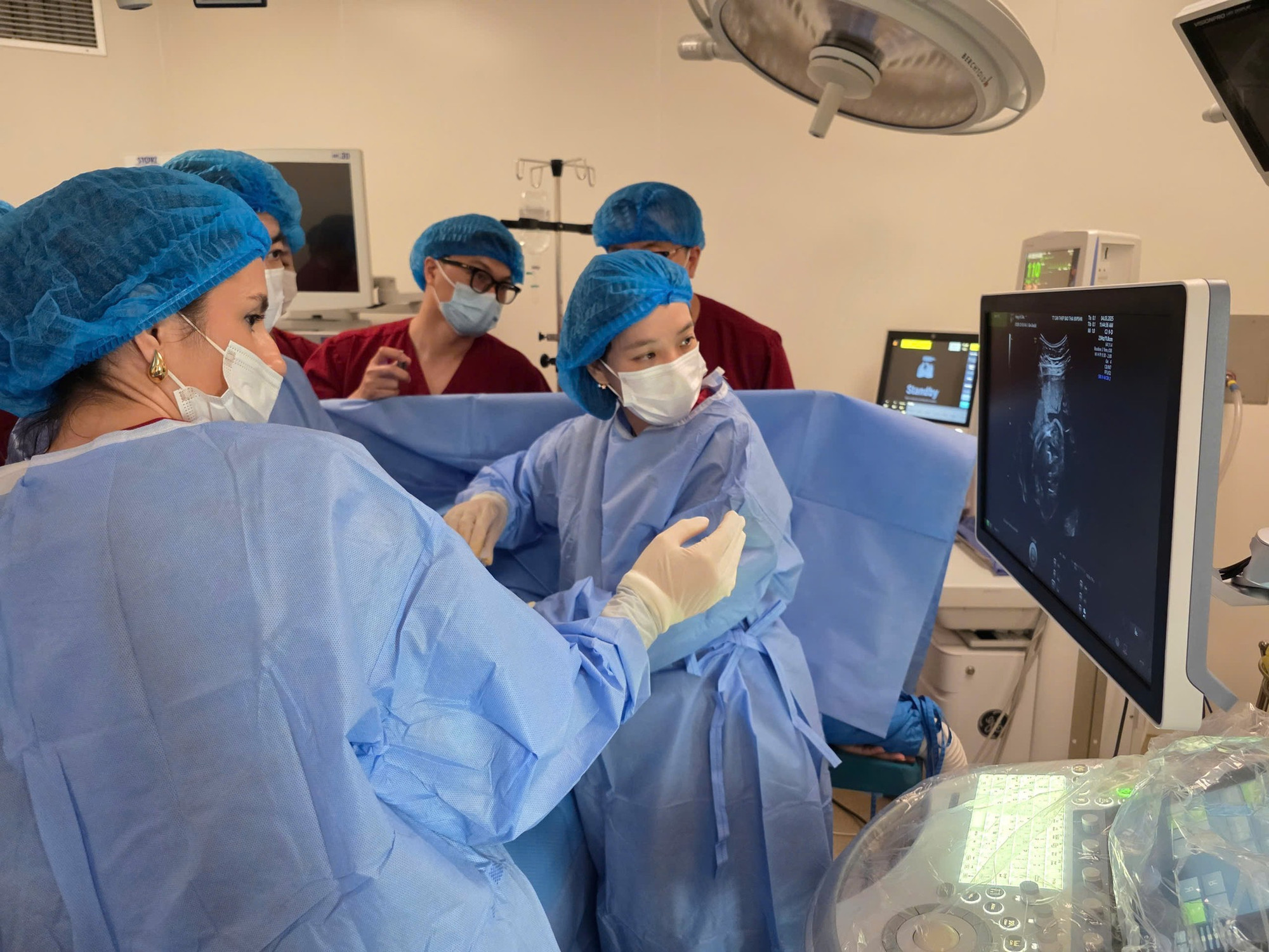 Các bác sĩ dẫn lưu dịch màng phổi trong buồng ối để trẻ có thể phát triển bình thường, sau sinh mới điều trị đúng căn nguyên của bệnh.