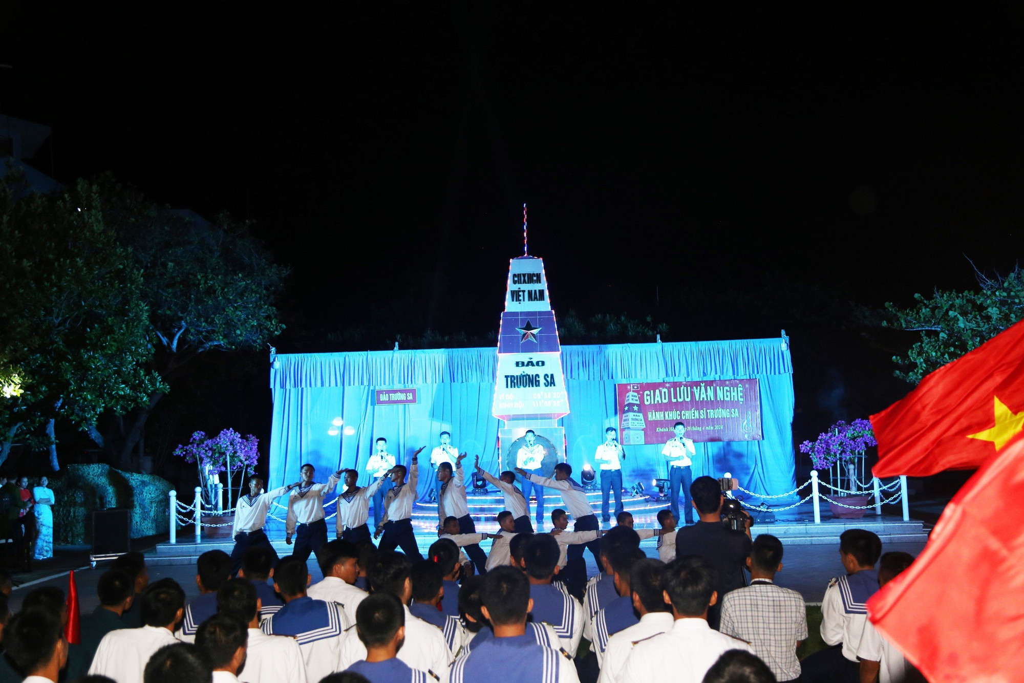 Các chiến sĩ trên đảo tặng lại đoàn công tác tiết mục nghệ thuật đặc sắc. (Ảnh: ĐÌNH KÝ)