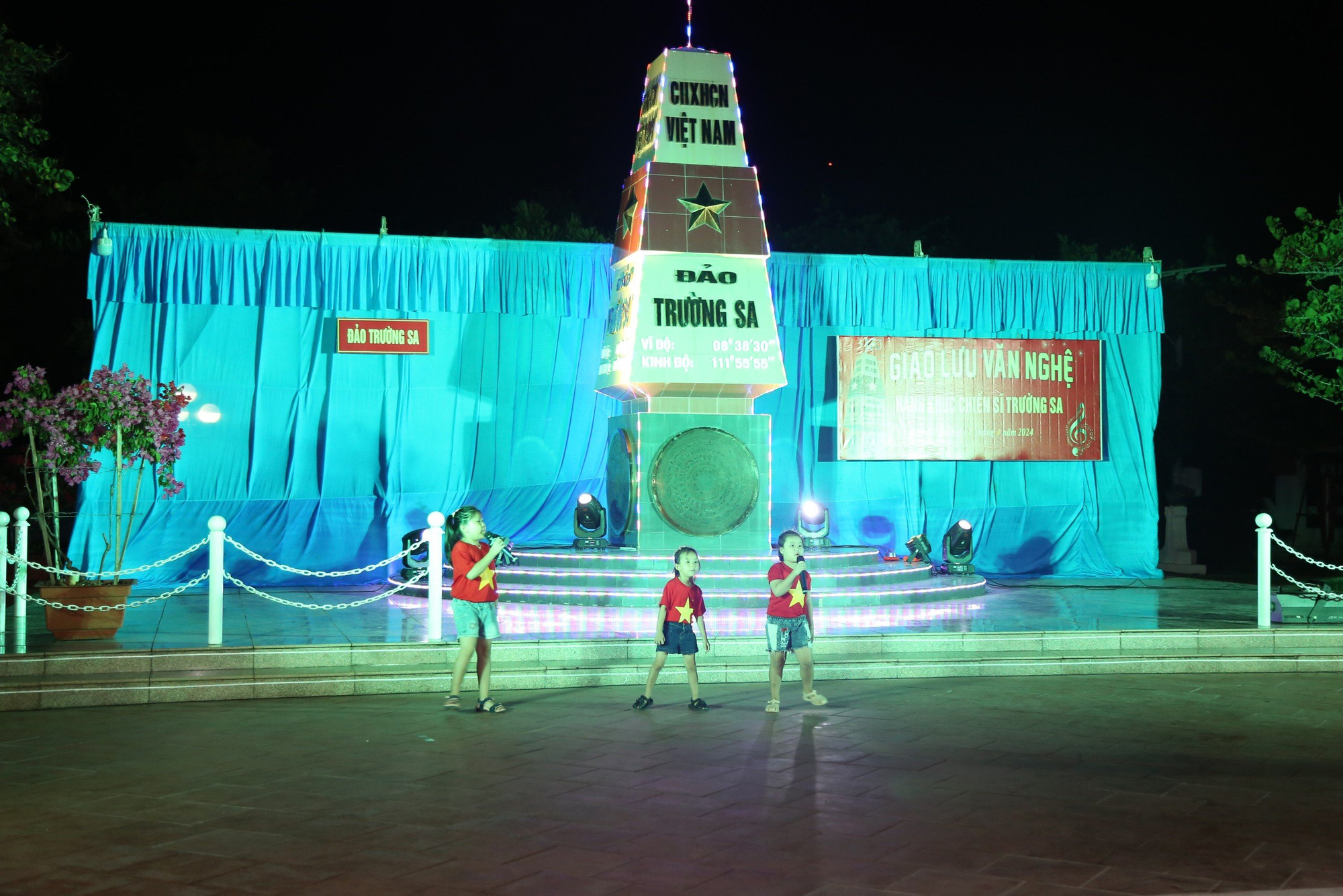 Các em bé trên đảo Trường Sa dành tặng các cô, chú tiết mục văn nghệ đặc sắc. (Ảnh: ĐÌNH KÝ)