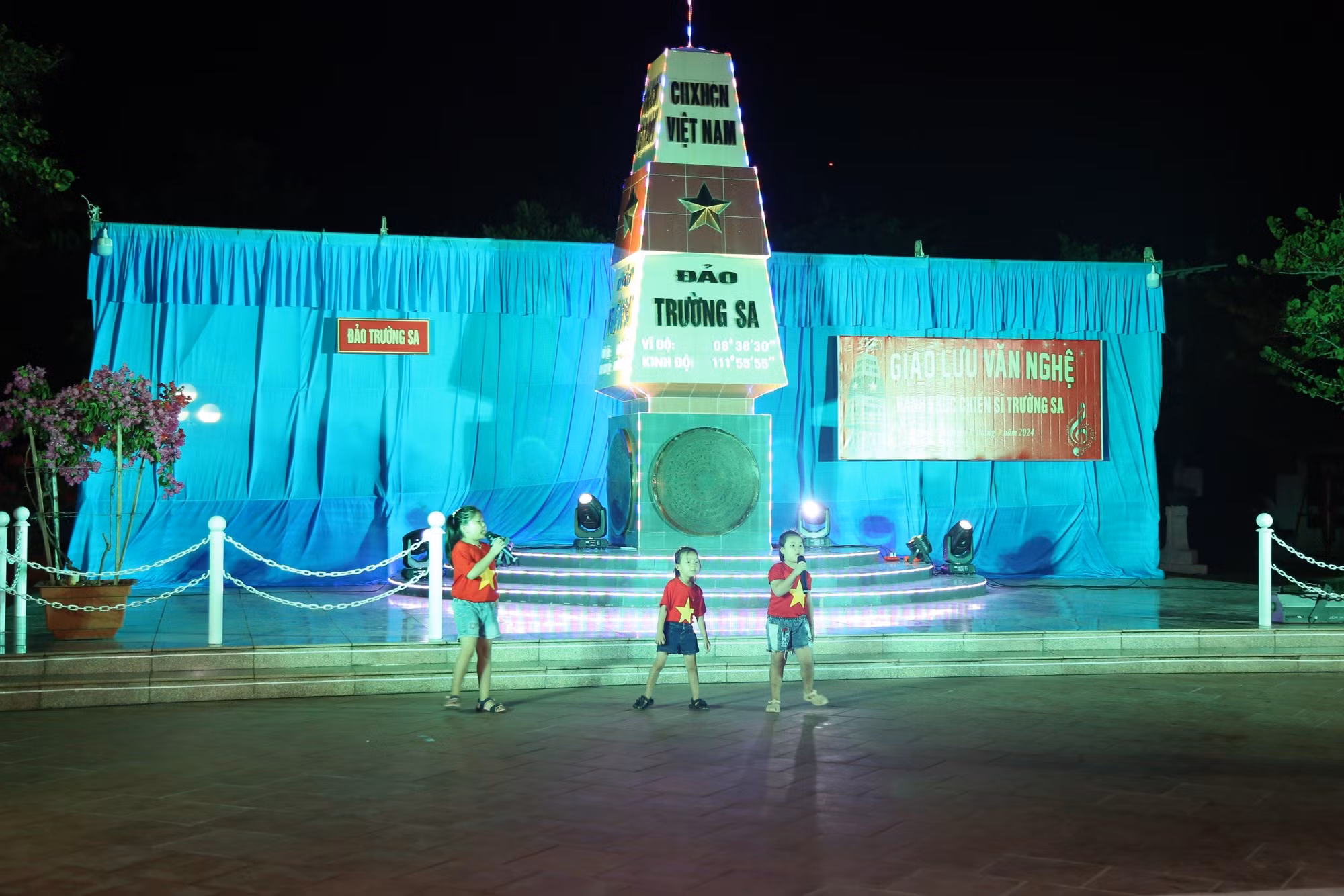 Các em bé trên đảo Trường Sa dành tặng các cô, chú tiết mục văn nghệ đặc sắc. (Ảnh: ĐÌNH KÝ)